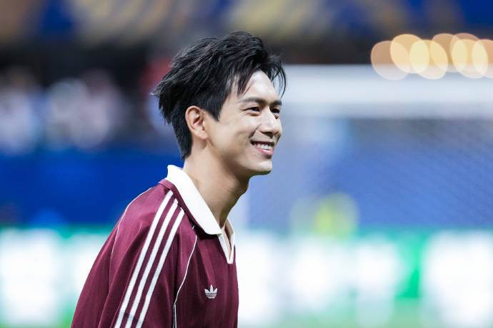 世界盃官方微博社群曬出多張李現開球的照片。(圖/翻攝自FIFA世界杯微博)