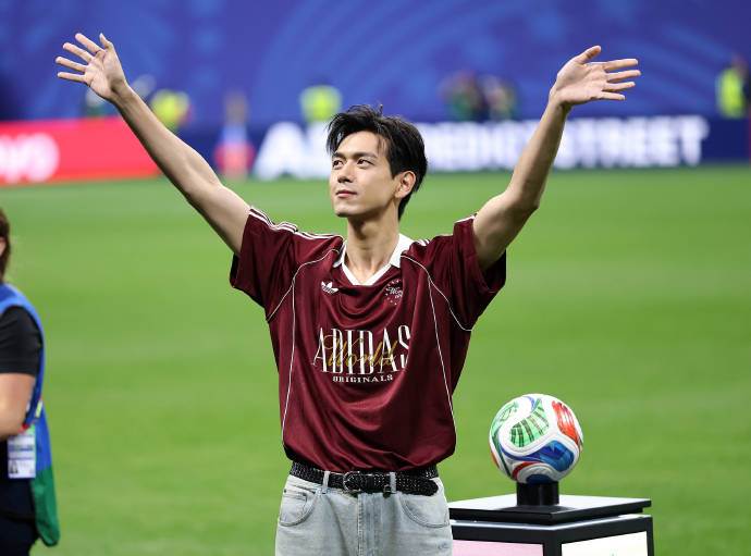 世界盃官方微博社群曬出多張李現開球的照片。(圖/翻攝自FIFA世界杯微博)