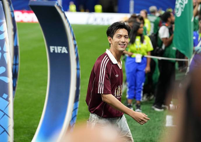 世界盃官方微博社群曬出多張李現開球的照片。(圖/翻攝自FIFA世界杯微博)
