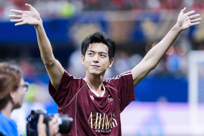 世界盃官方微博社群曬出多張李現開球的照片。（圖／翻攝自FIFA世界杯微博）