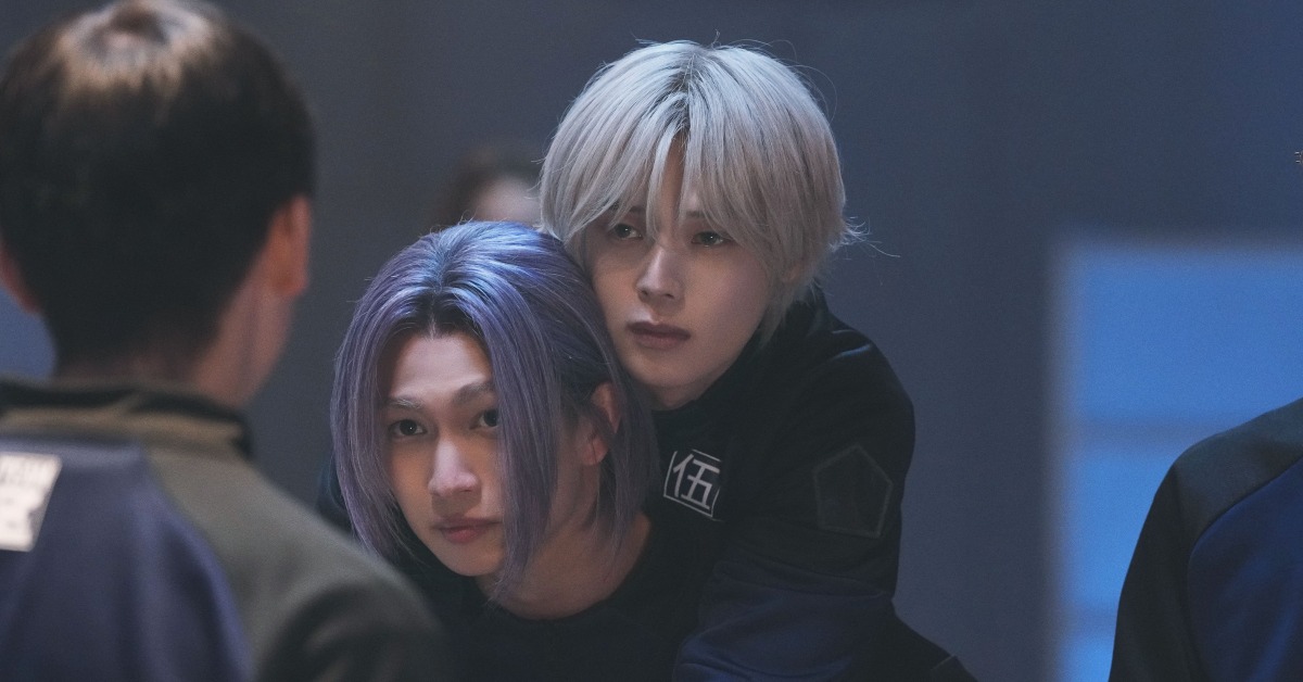 男團&TEAM成員K在《藍色監獄》片中凪誠士郎，被綱啓永（左）飾演的「御影玲王」發掘驚人的足球天份而成為好友。（圖／甲上娛樂提供）