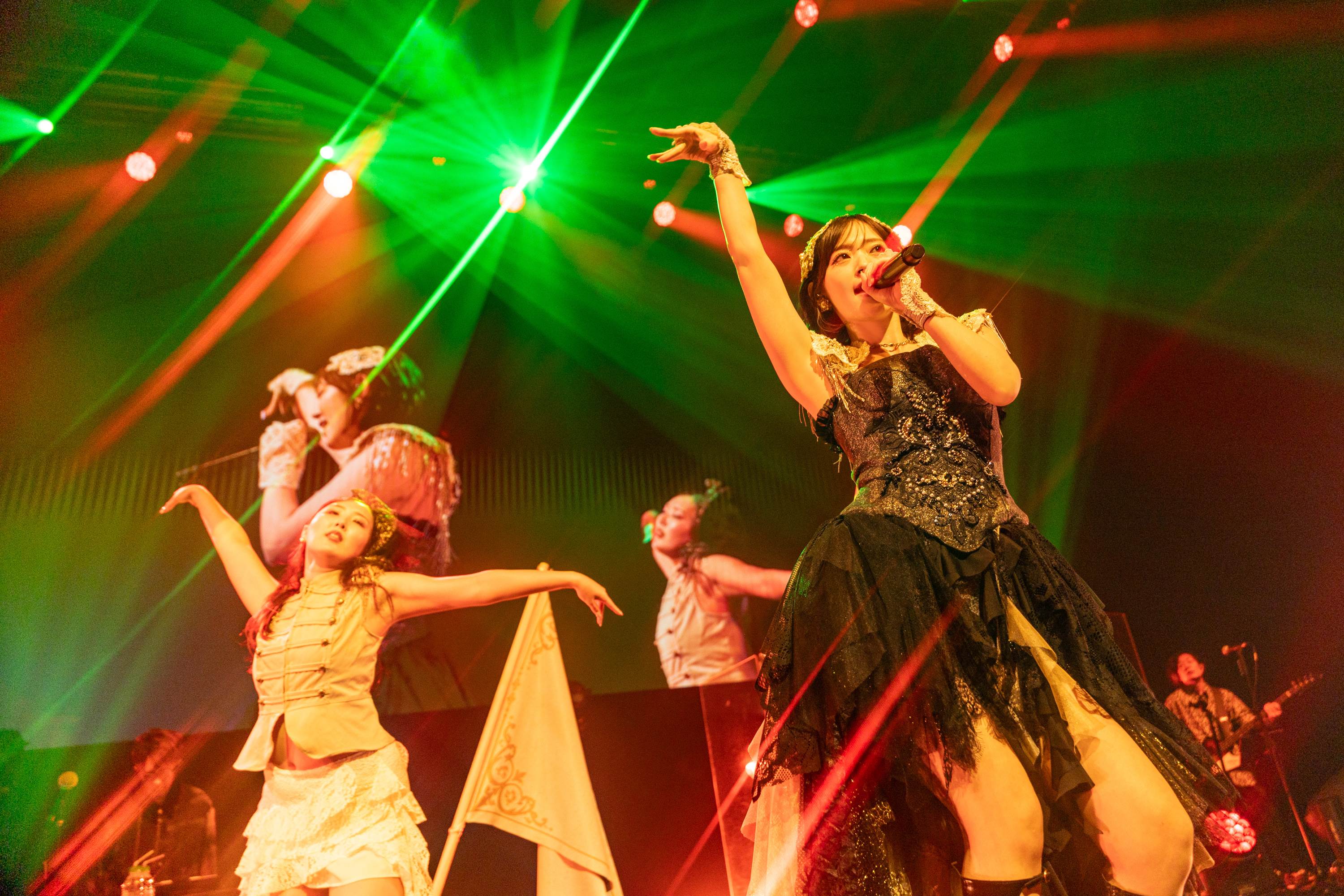 日本全才人氣女星鈴木愛理來台開唱，不忘品嚐台灣夜市美食。（圖／Welcome Music提供）