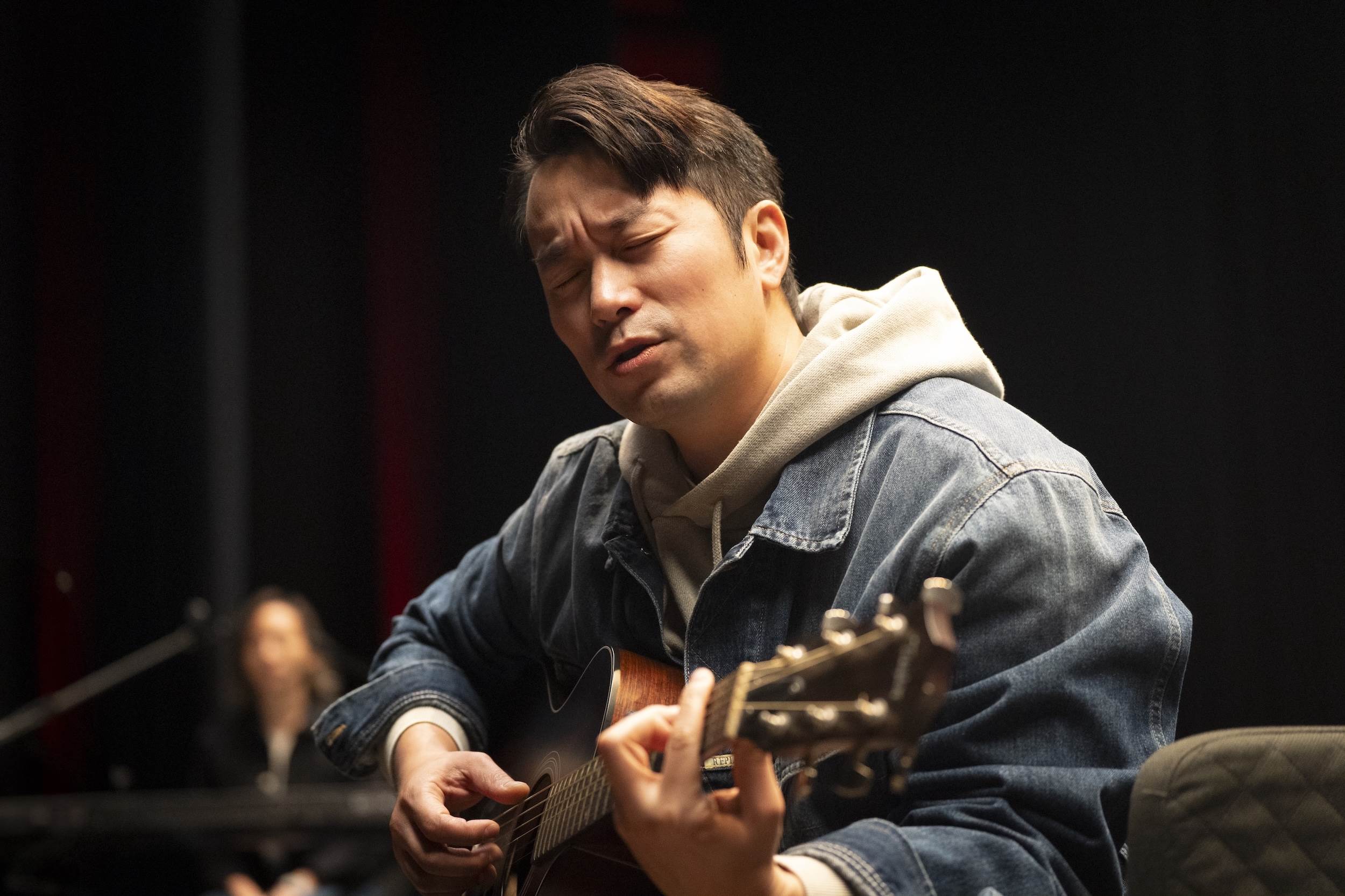 戲中「大可傑」（張孝全飾演）唱〈沒有人像我一樣〉情緒潰堤的畫面討論不斷。（圖／公視提供）