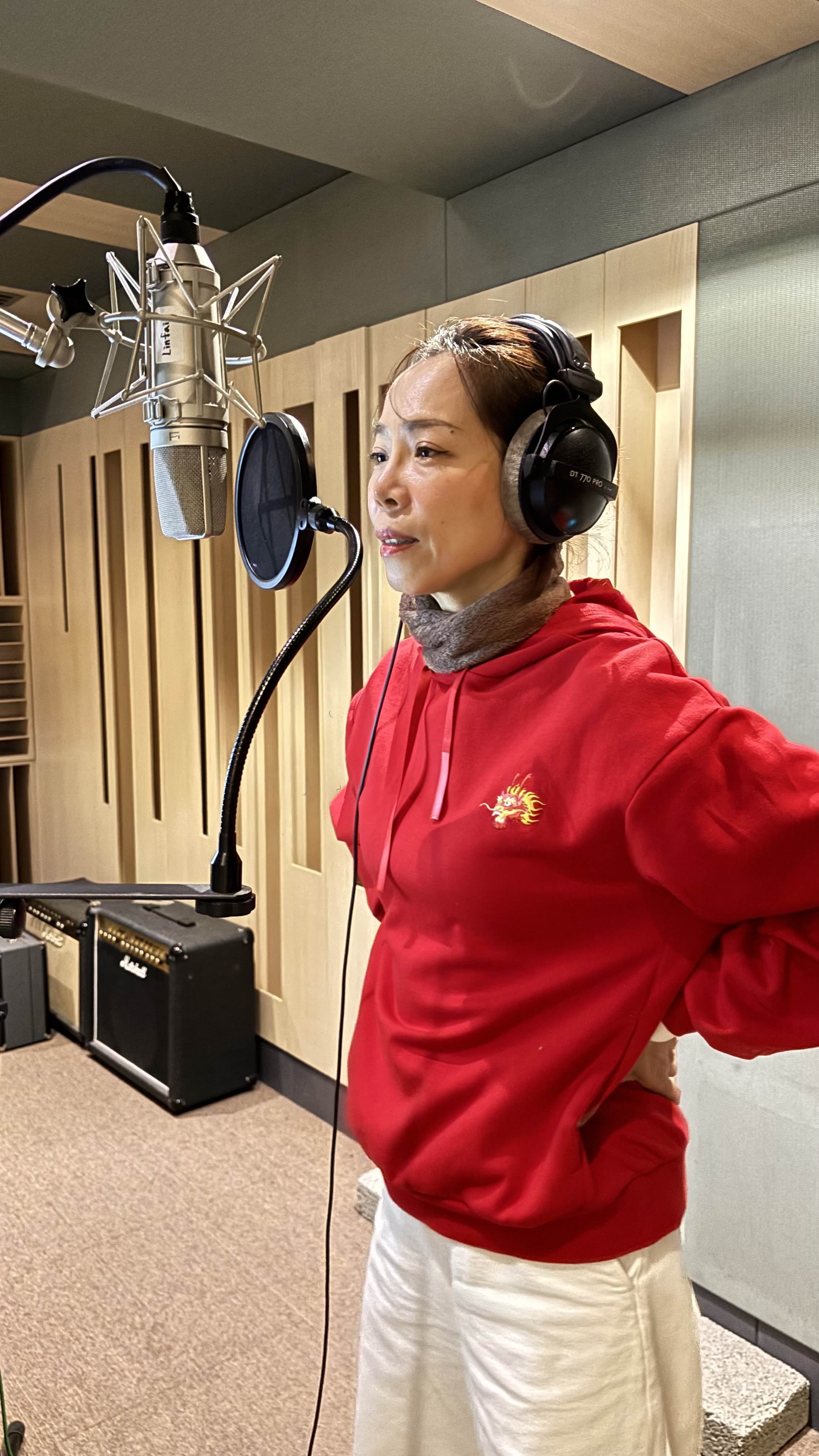 曾心梅睽違12年出新單曲〈風吹歸暝〉首次挑戰國台語「雙聲道」唱出思念與遺憾。（圖／雲凱娛樂工作室提供）