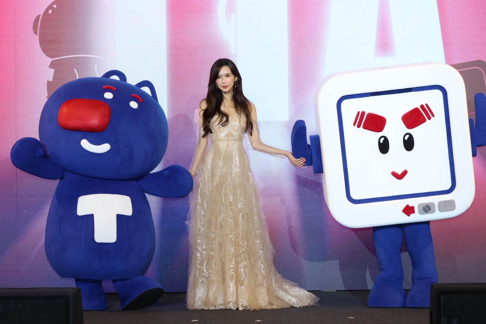 女星林志玲身穿香檳金禮服優雅亮相。（圖／東森娛樂）