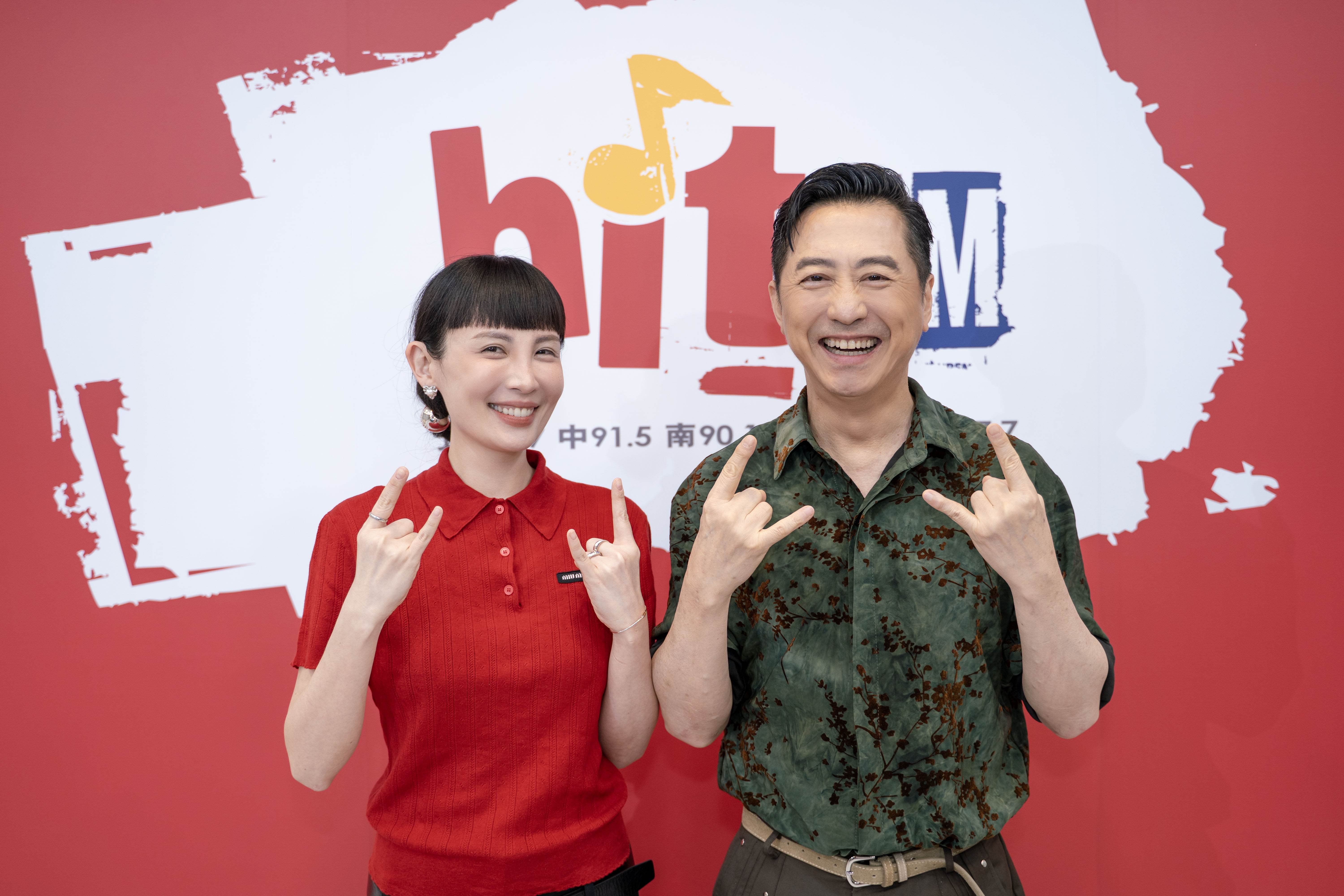 庾澄慶（右）與「OH夜 DJ」waa魏如萱暢聊新歌。（圖／Hit Fm聯播網提供）