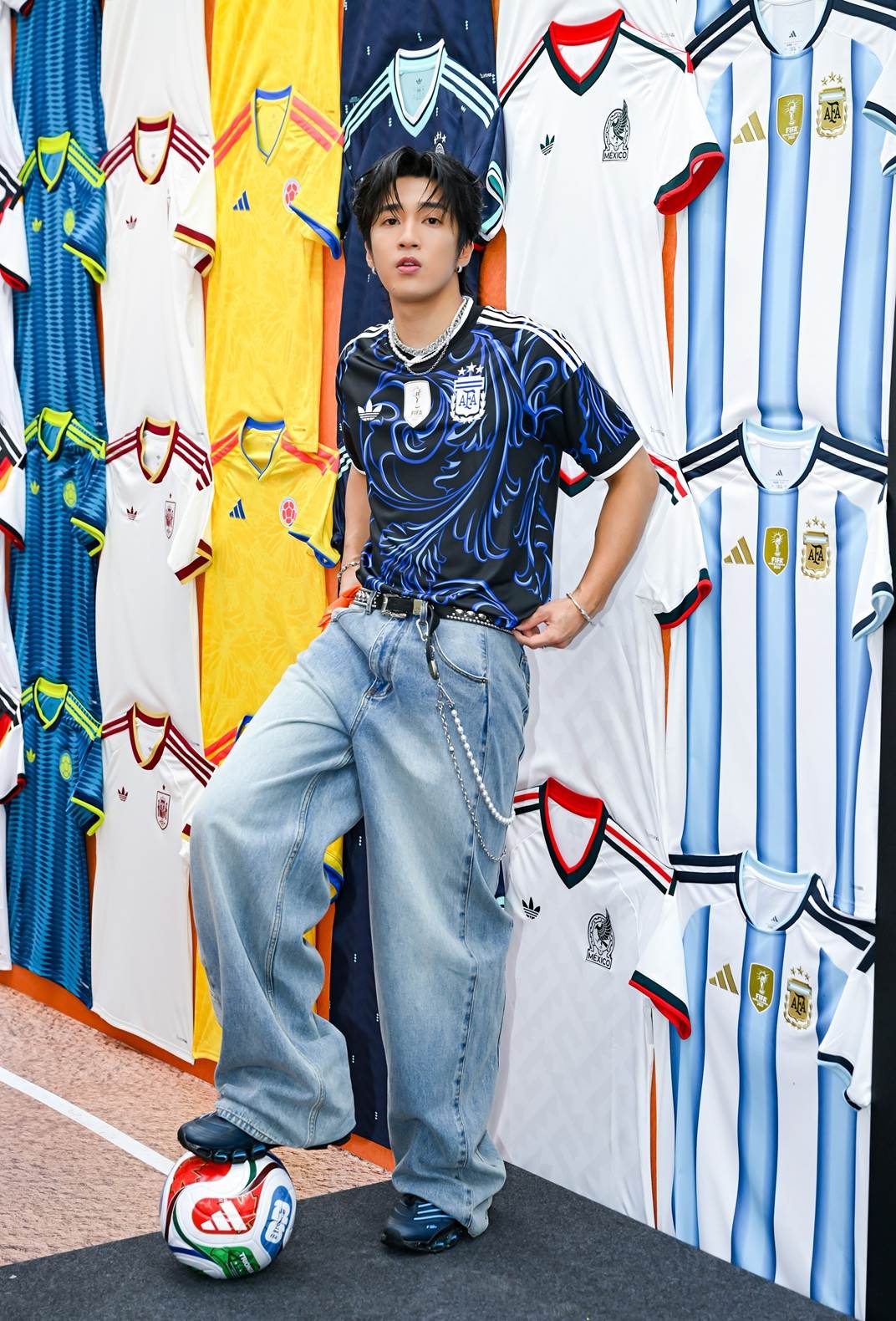歌手婁峻碩穿adidas 阿根廷客場球衣，展示今夏最夯Blokecore復古球衣混搭公式。（圖／讀者提供）