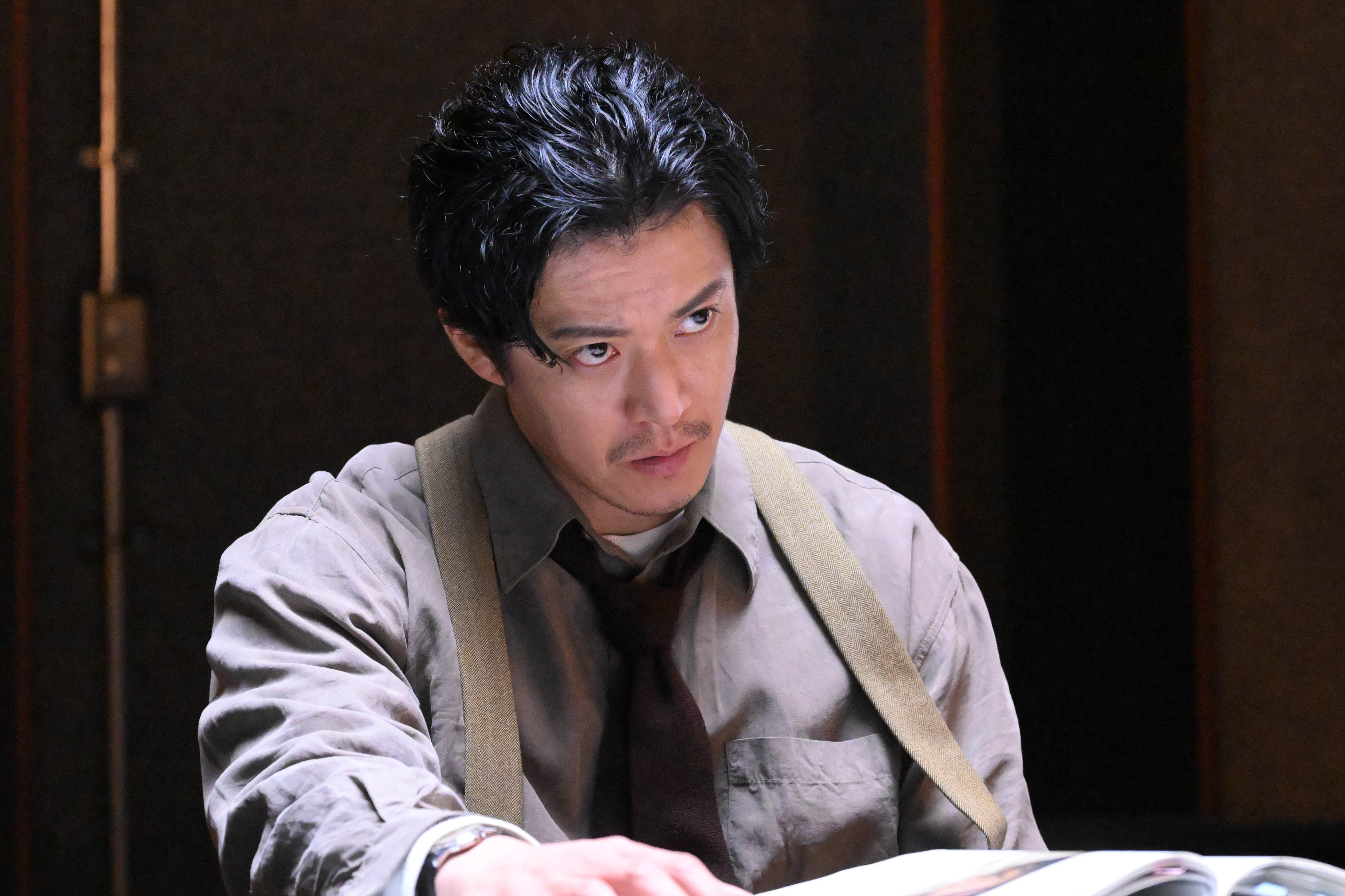 日劇《氣體人第一號》小栗旬飾演刑警岡本賢治。（圖／Netflix提供）