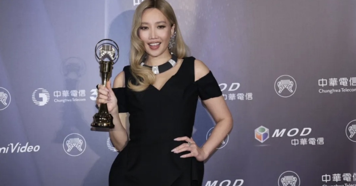 歌手A-Lin（黃麗玲）同時擔任主持人與表演嘉賓，整體表現穩健又具臨場反應，獲得不少觀眾好評。（圖／東森新聞）