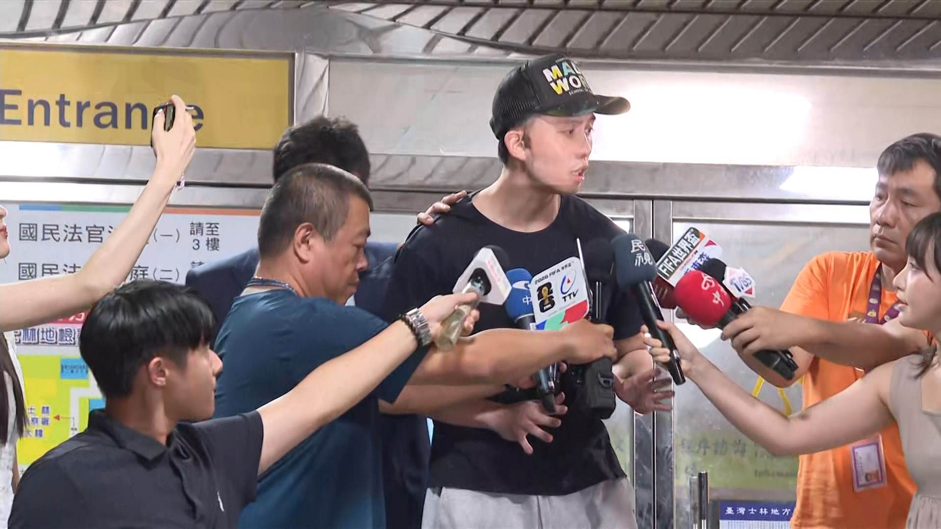 記者詢問右臉附近是否受傷，孫安佐愣了一下後回應，沒有吧，妳看錯了。（圖／東森新聞）