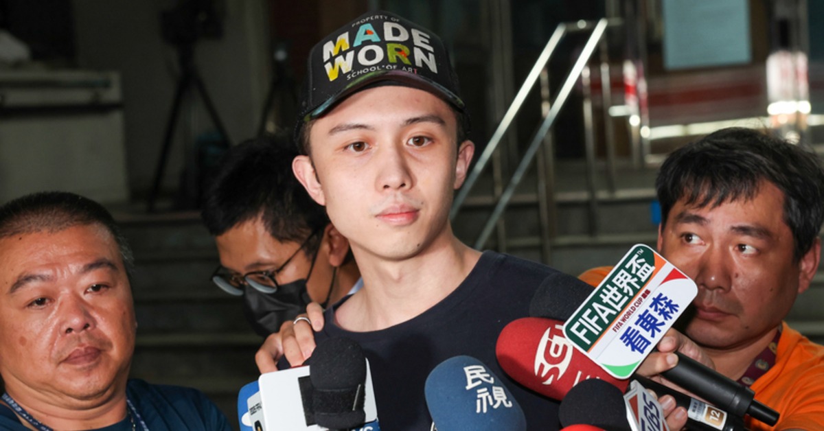 身穿全黑、戴著帽子的孫安佐，遭羈押42天後重獲自由。（圖／中央社提供）