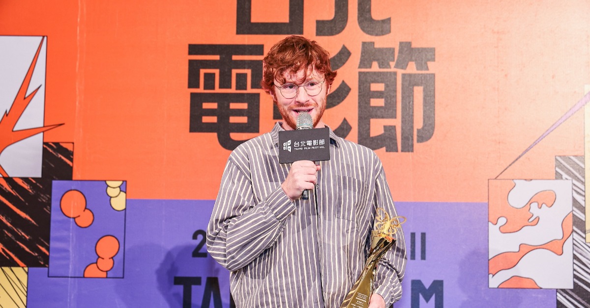 今晚三度上台領獎、成為全場矚目焦點的《你的敵人不是你的敵人》導演奧斯卡．哈德森（Oscar HUDSON）忍不住打趣自嘲「今晚自己似乎有點太貪心了」。（圖／台北電影節）