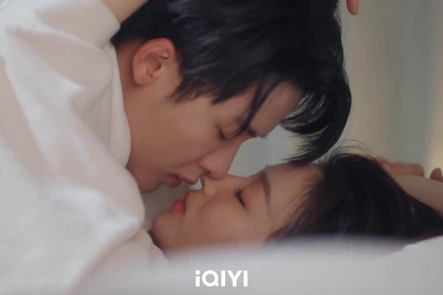 檀健次、王楚然上演滾床醉酒吻。（圖／iQIYI愛奇藝國際版）