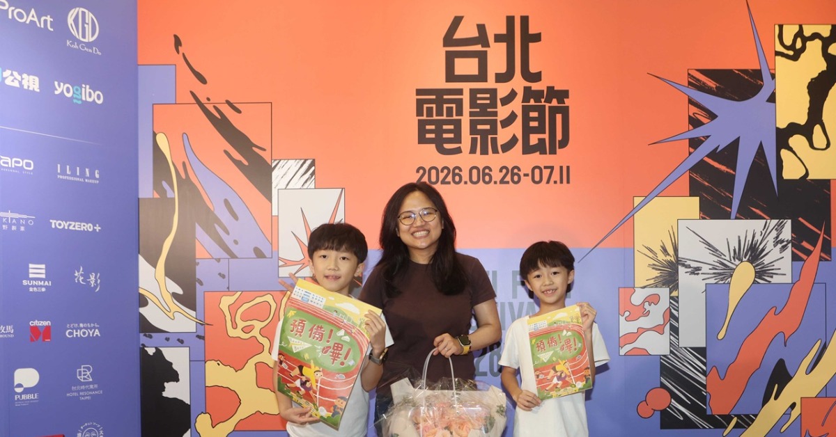 《預備！嗶！》小演員楊鈞訸（左起）、導演陳秋甫、小演員楊鈞訸弟弟。（圖／小公視）
