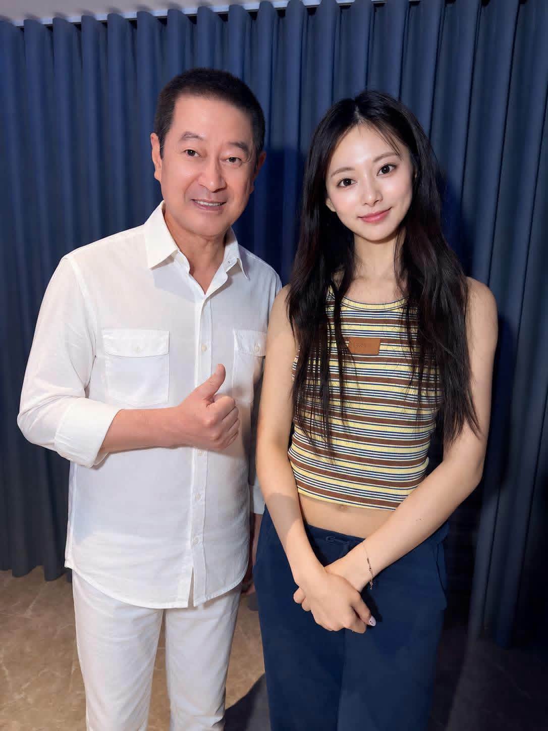 蔡小虎意外同框周子瑜。（圖／翻攝自蔡小虎臉書）