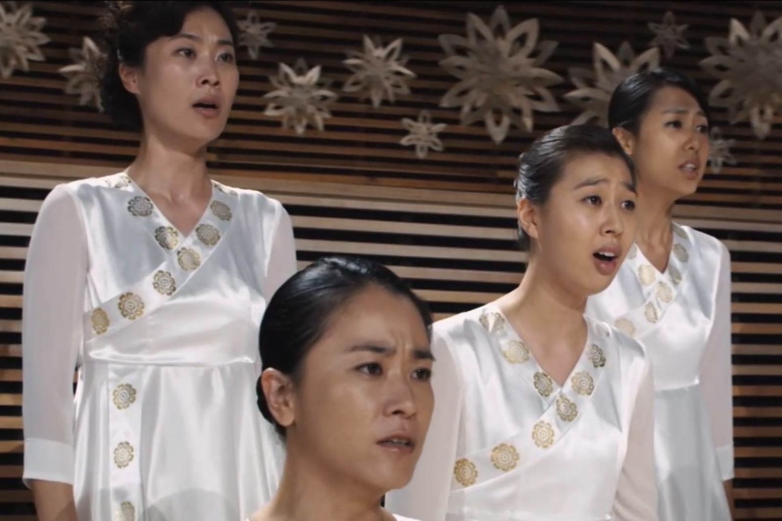 《鐵拳教育》朴智妍（左3）曾參與演出2010年上映韓版《和聲》。（圖／CJ ENM提供）
