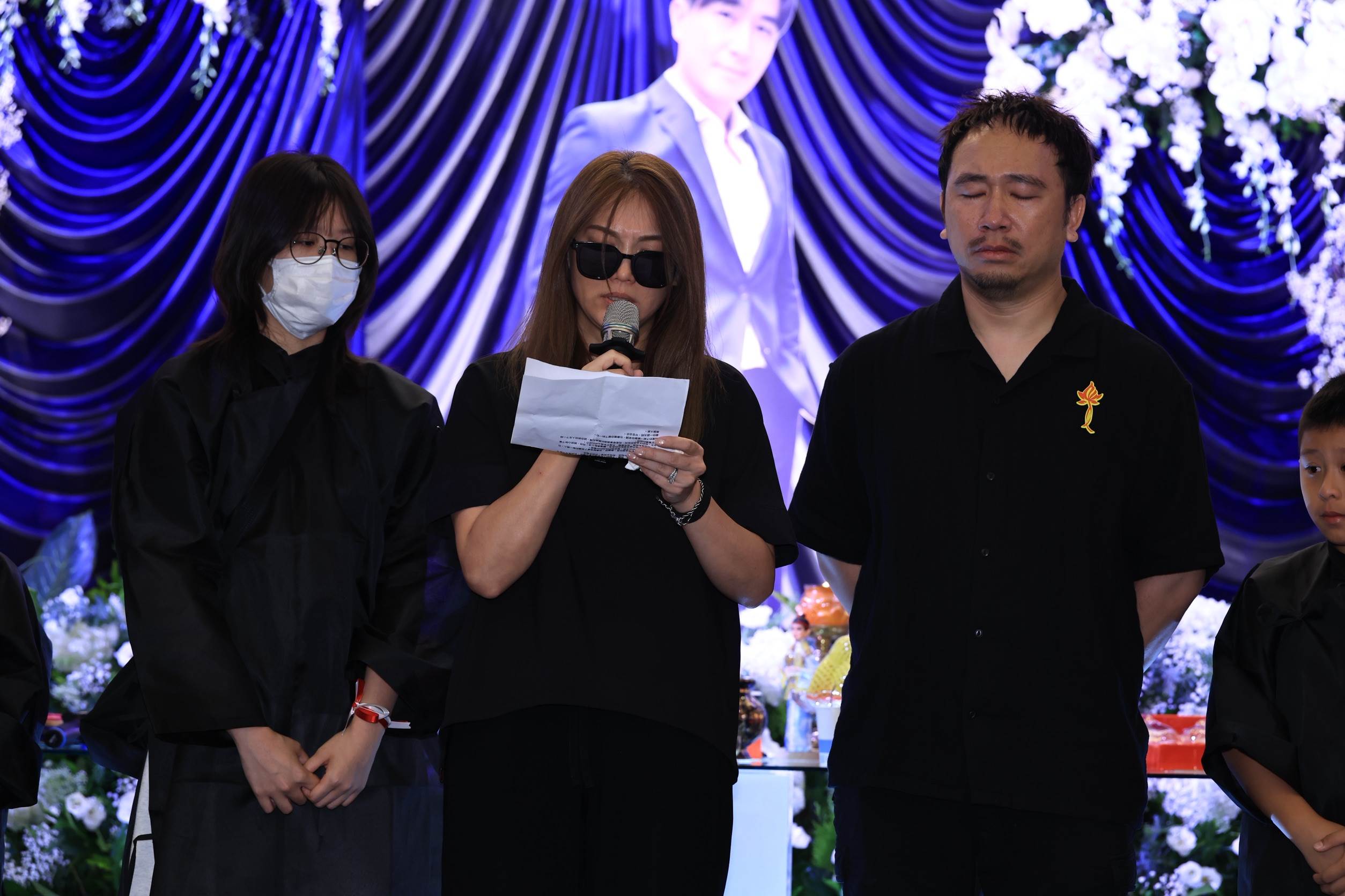 傅子寧（右）站在傅子純妻子旁難掩悲痛。（圖／民視提供）