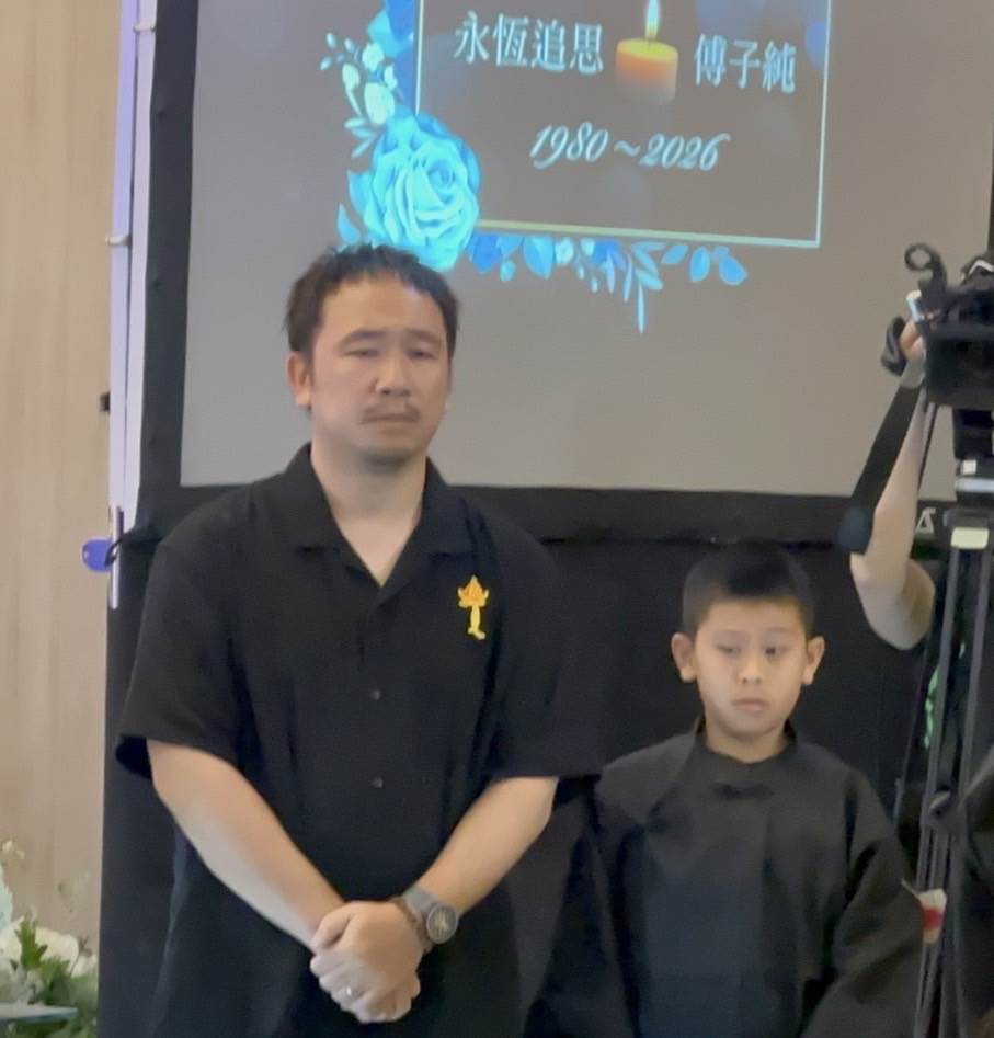 傅子純乾兒子<a href='https://ent.ebc.net.tw/search/tags/游禮/' target='_blank'>游禮</a>（右）穿孝服位列家屬。（圖／民視提供）