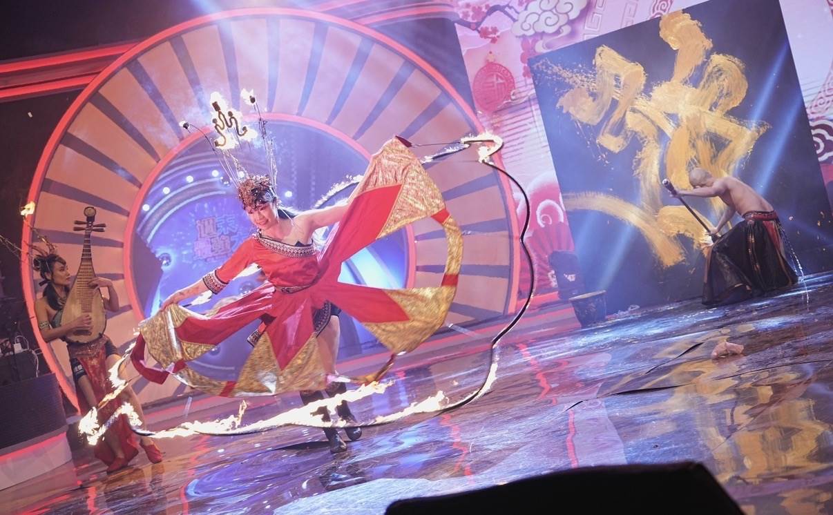 「即將成真火舞團」，由團長蔡宏毅與團員帶來一系列驚險的「國際級火劍」表演。（圖／華視提供）