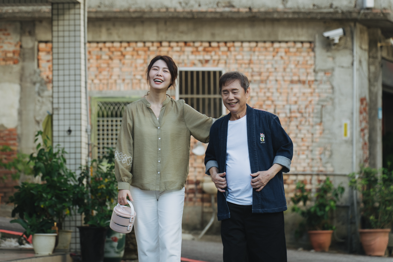 白家綺（左）飾演王傳松前妻「阿芬」，與黃西田飾演的公公互動自然溫馨，戲中展現濃厚的人情味與家庭情感。（圖／Hami Video）