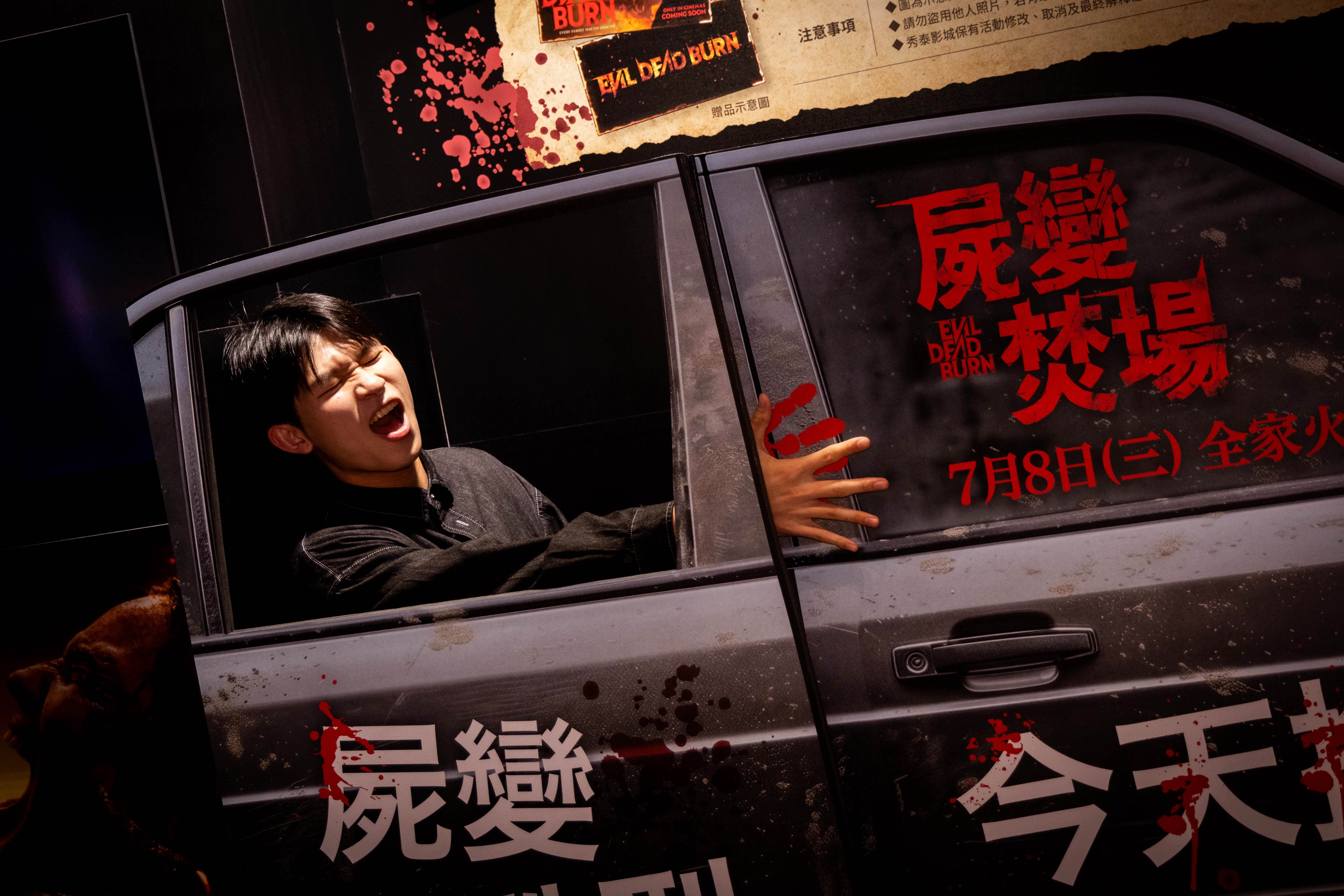 「車門夾手指」電影拍照裝置。（圖／索尼影業）