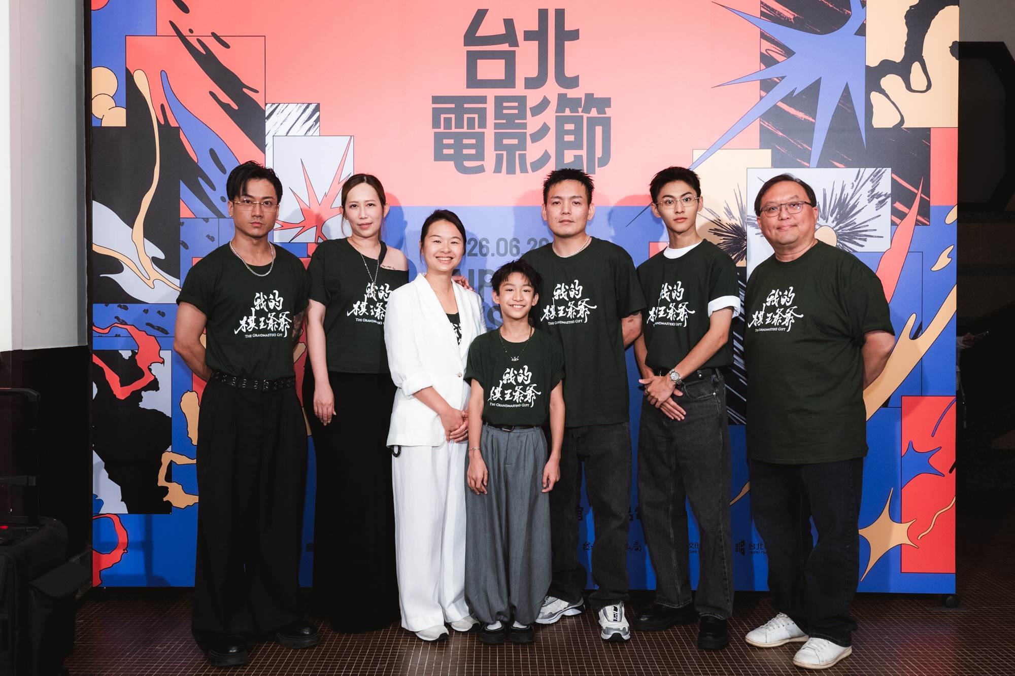 台北電影節閉幕片《我的棋王爺爺》千人首映笑中帶淚，（左起）演員五木、瑪菲司、導演陳怡蓉、演員謝以樂、洪瑜鴻（春風）、朱宥丞、監製唐在揚出席記者會聊幕後趣事。（圖／台北電影節）