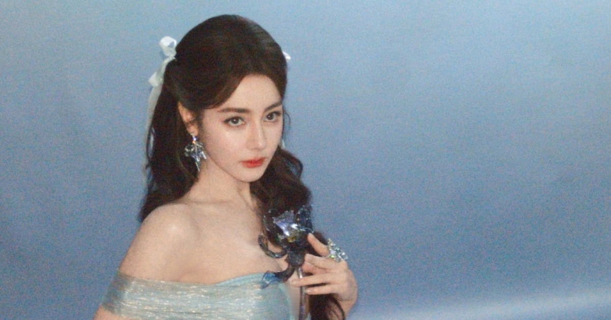 中國女星迪麗熱巴出席品牌活動，身穿超深V禮服驚艷全場。（圖／翻攝自迪麗熱巴工作室 微博）