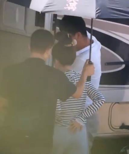 白鹿扶腰畫面。（圖／翻攝自微博）