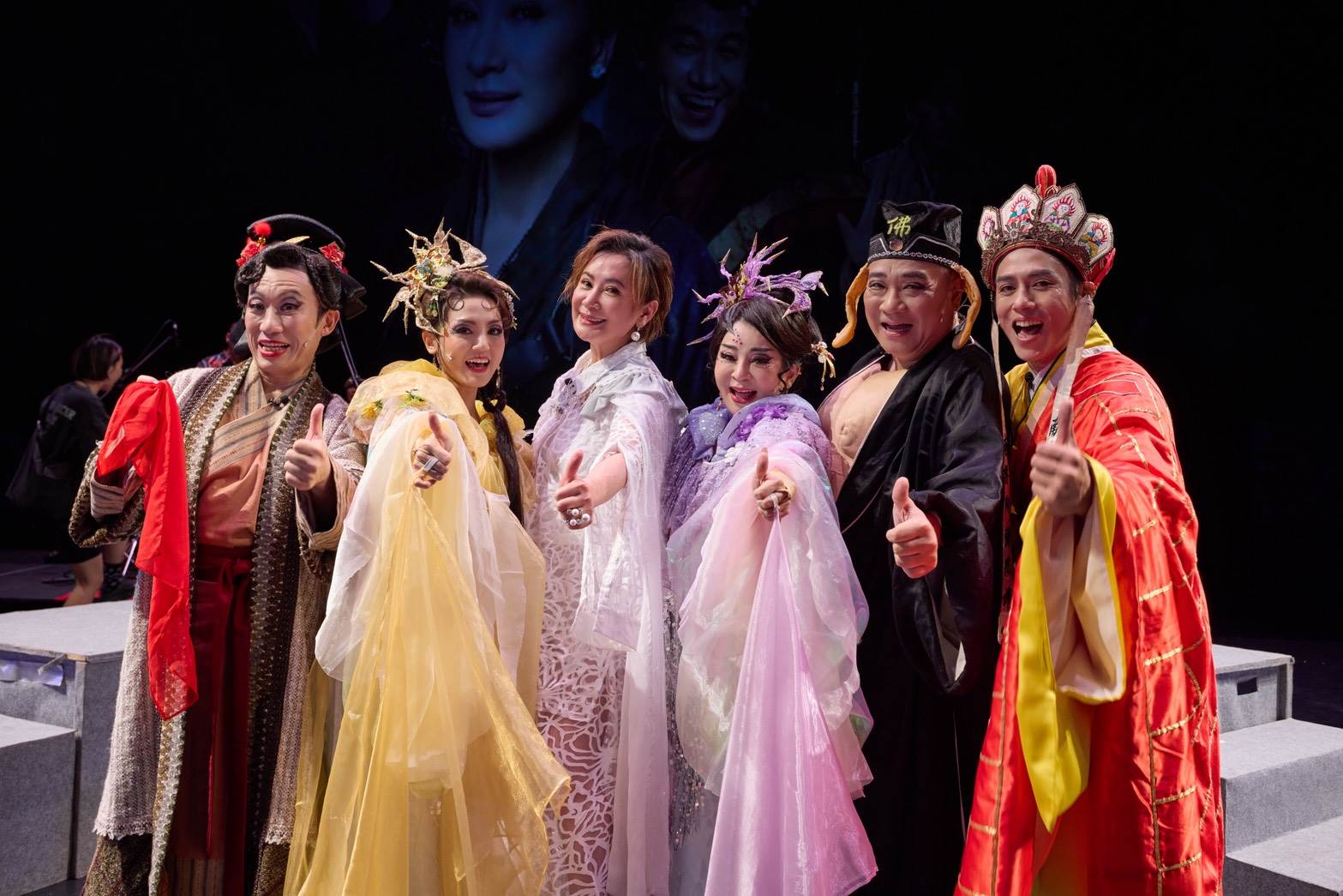 郭子乾（左起）、Dora謝雨芝、陳亞蘭、王彩樺、白雲、莊凱勛演出《女俠俱樂部》公益舞台劇《黑家店》。（圖／尊鵬國際有限公司提供）