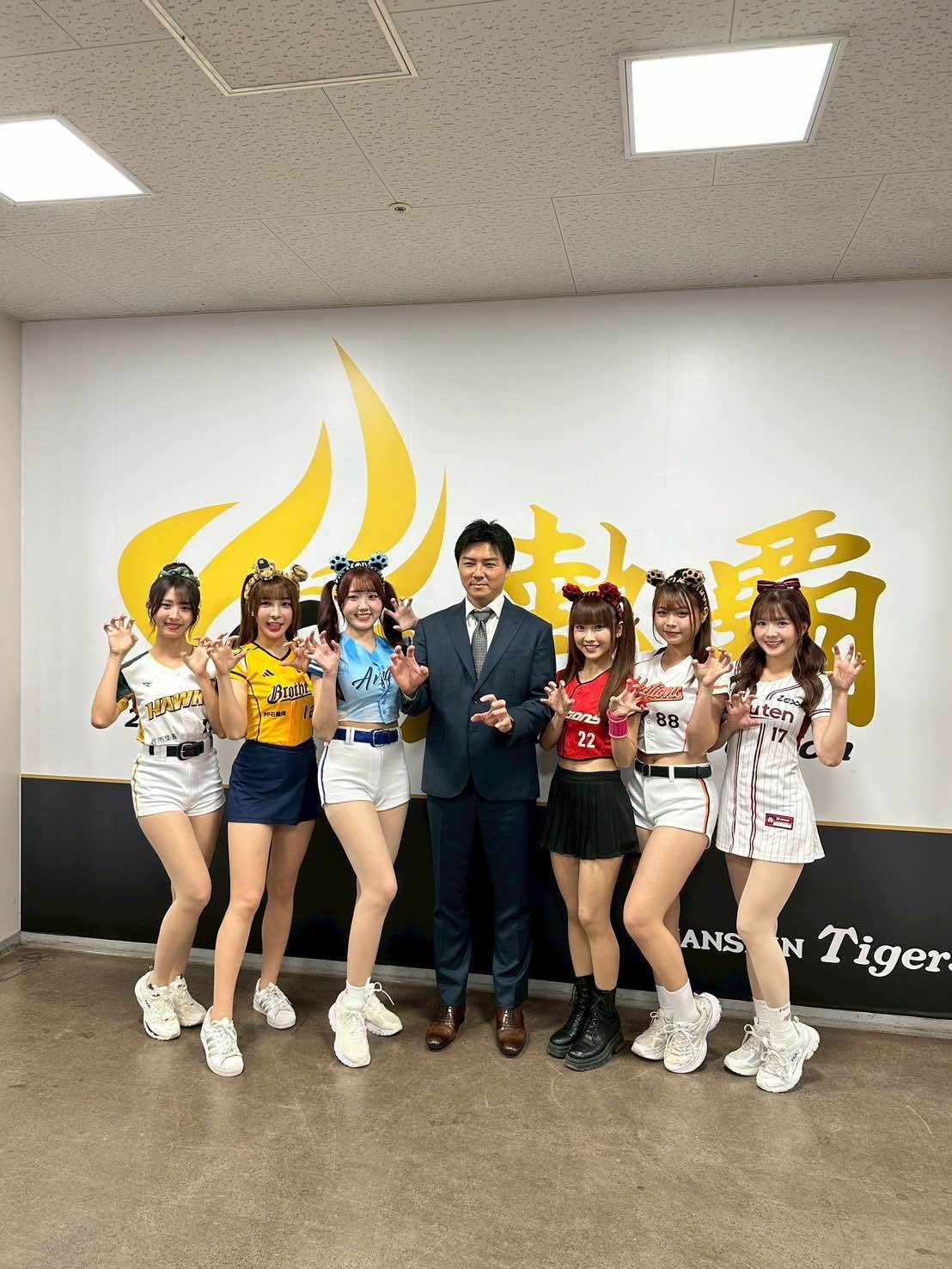 樂天啦啦隊女孩笑笑（右1）解鎖阪神甲子園。（圖／樂天桃猿提供）