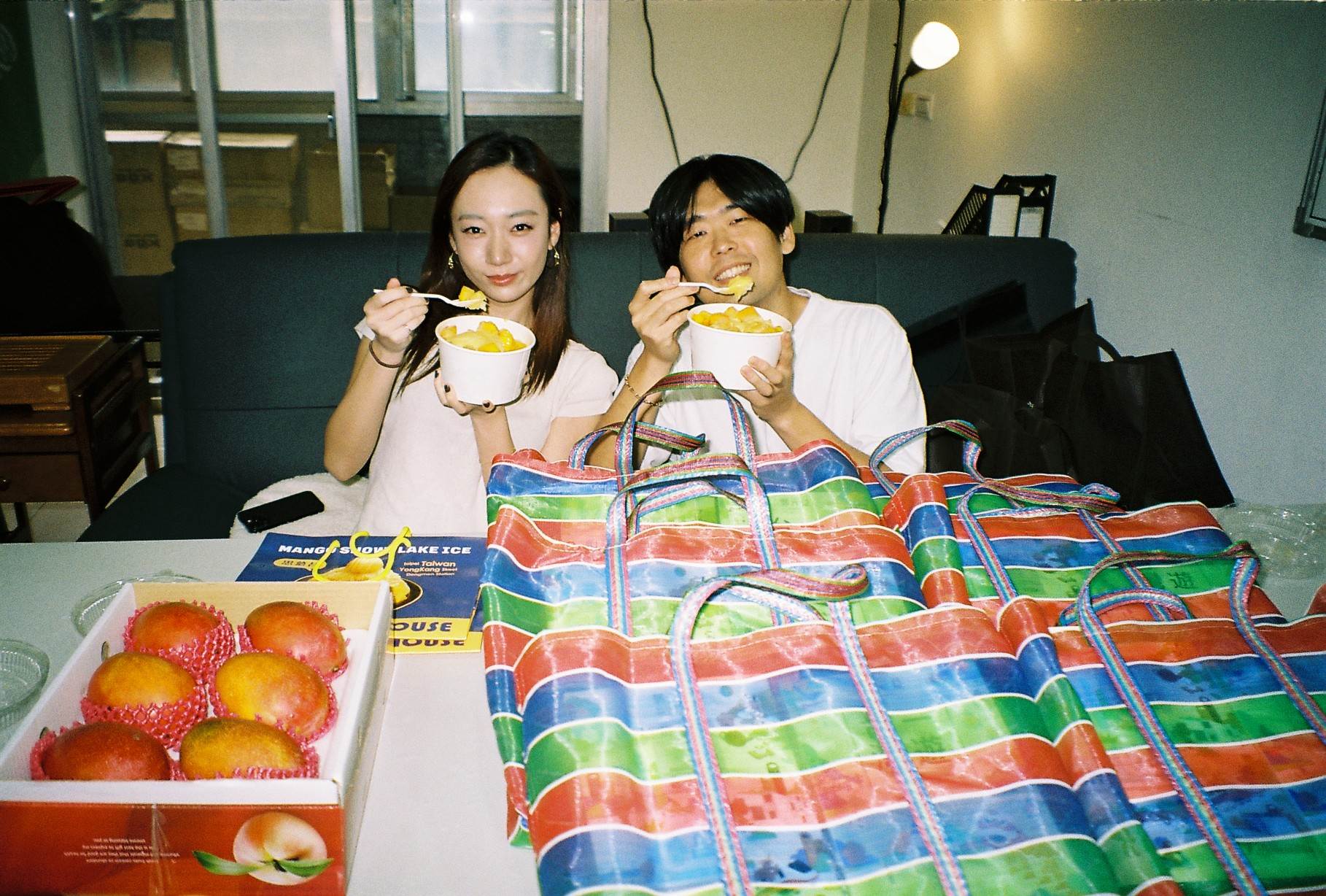 Julia 吳卓源送上極具特色的茄芷袋。（圖／華研國際提供）