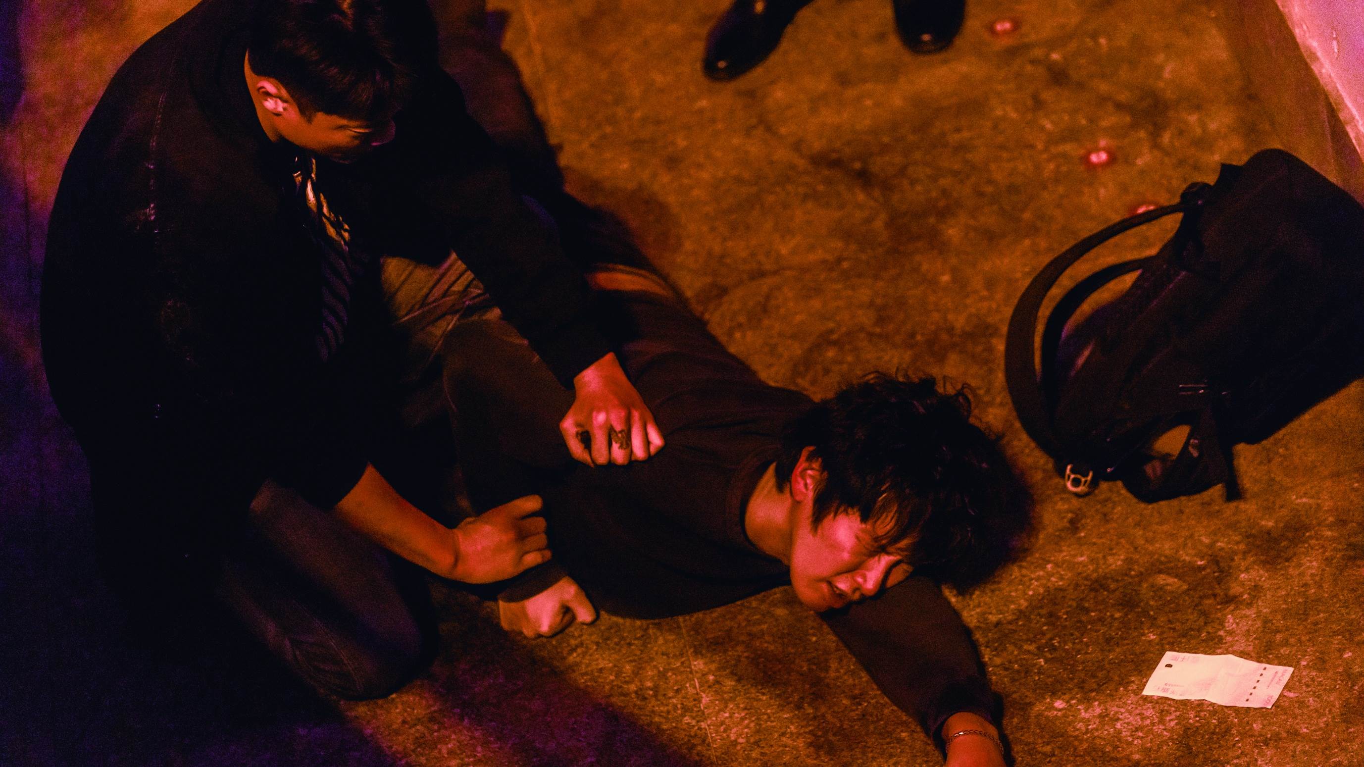 柯震東慘遭一路追打，摔下高台繼續被踩踢。（圖／華映娛樂）