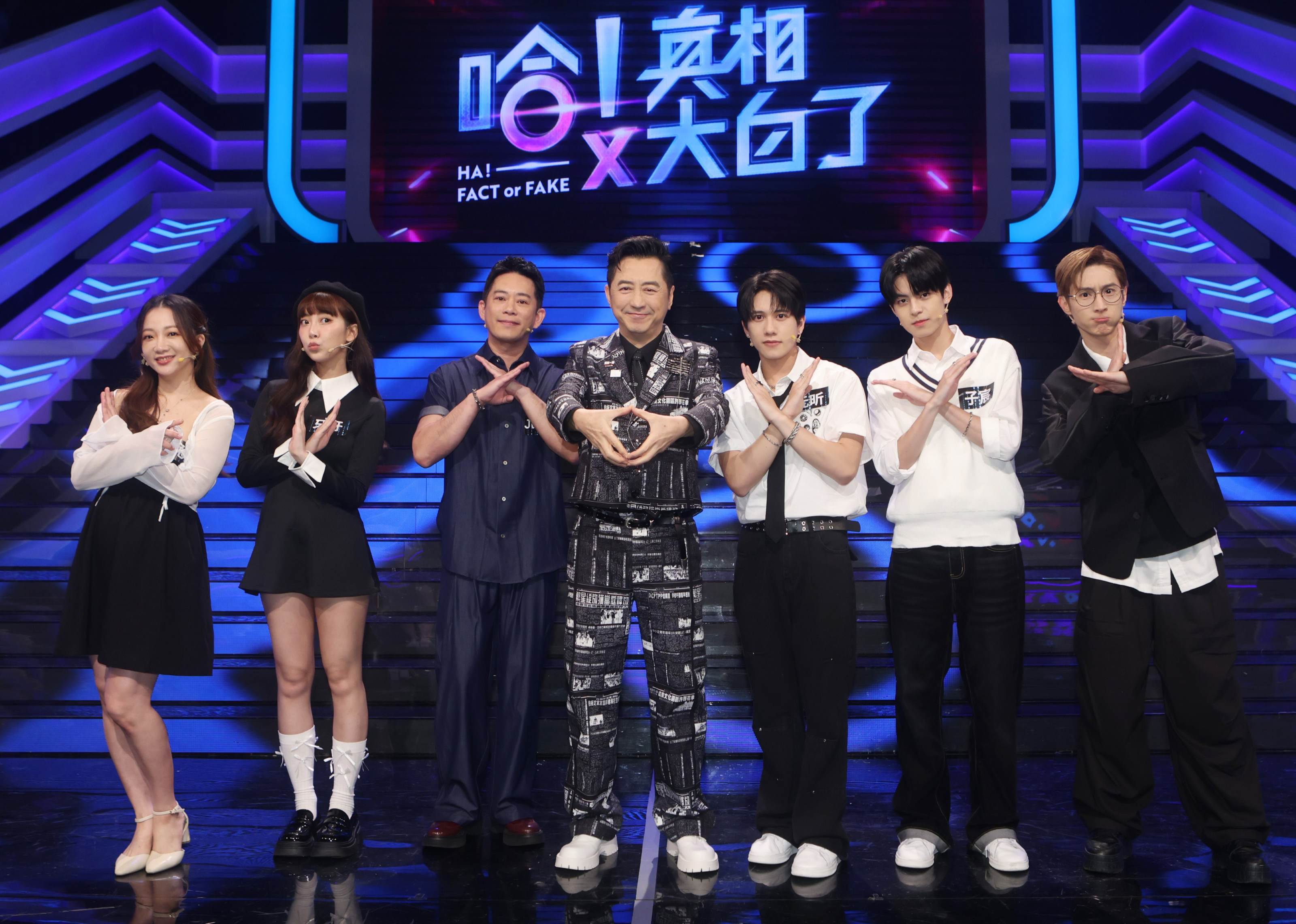 玉兔（左起）、牙牙、Junior，與男團Ni!KA成員元昕、子宸和阿本同上哈林節目。（圖／公視提供）