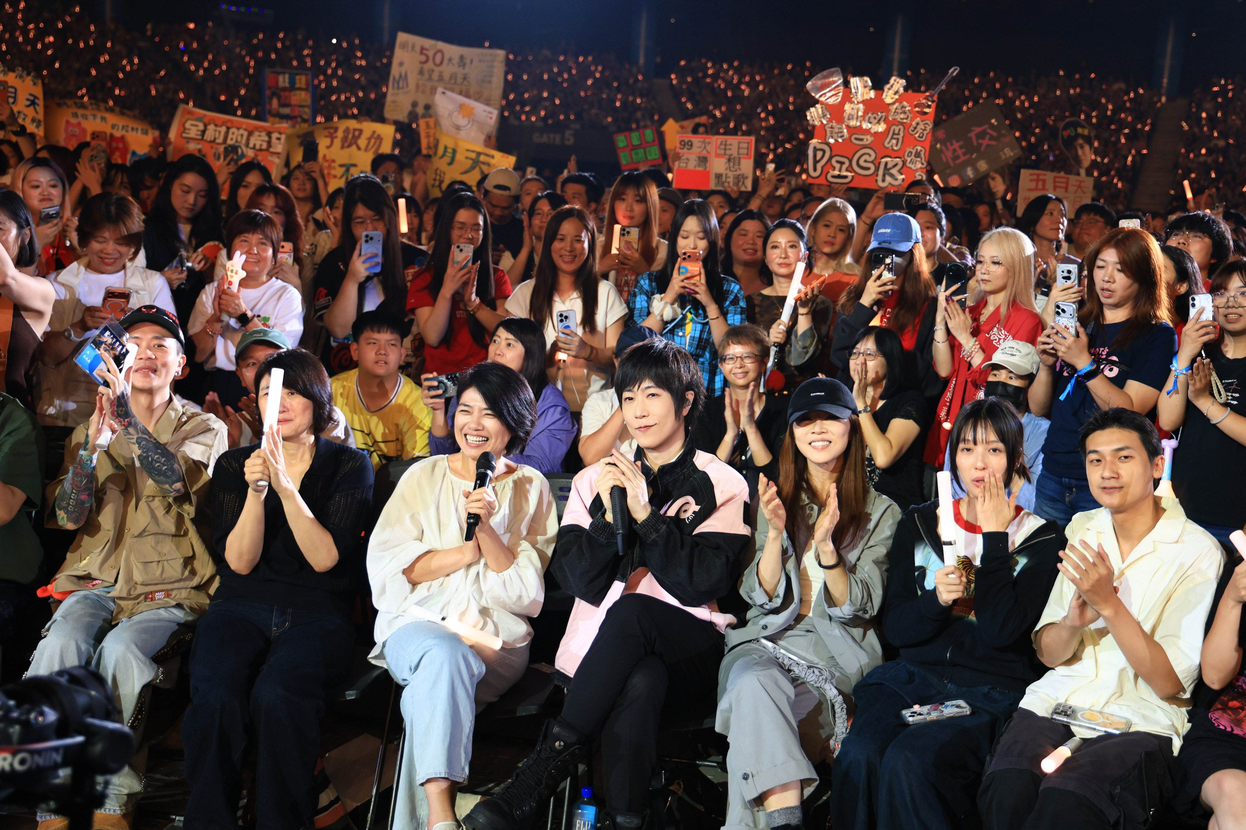 《欠你的那場婚禮》導演嚴藝文、演員謝盈萱、王渝萱、裴子齊現身觀眾席。（圖／相信音樂提供）