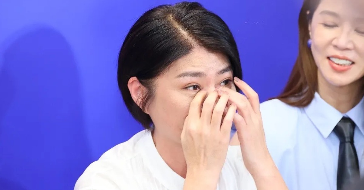 嚴藝文在宣傳記者會時心疼朱軒洋而落淚。（圖／東森娛樂）