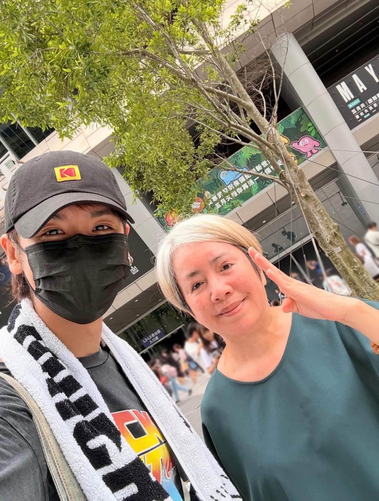 鼓鼓帶<a href='https://ent.ebc.net.tw/search/tags/媽媽/' target='_blank'>媽媽</a>到五月天<a href='https://ent.ebc.net.tw/search/tags/大巨蛋/' target='_blank'>大巨蛋</a>履行約定。（圖／相信音樂提供）