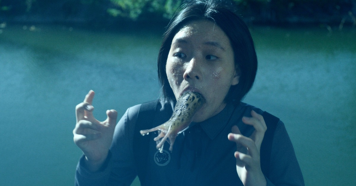 許曦文含著蛞蝓的畫面，來自漫畫裡角色的可怕遭遇。（圖／奇蹟映畫所）