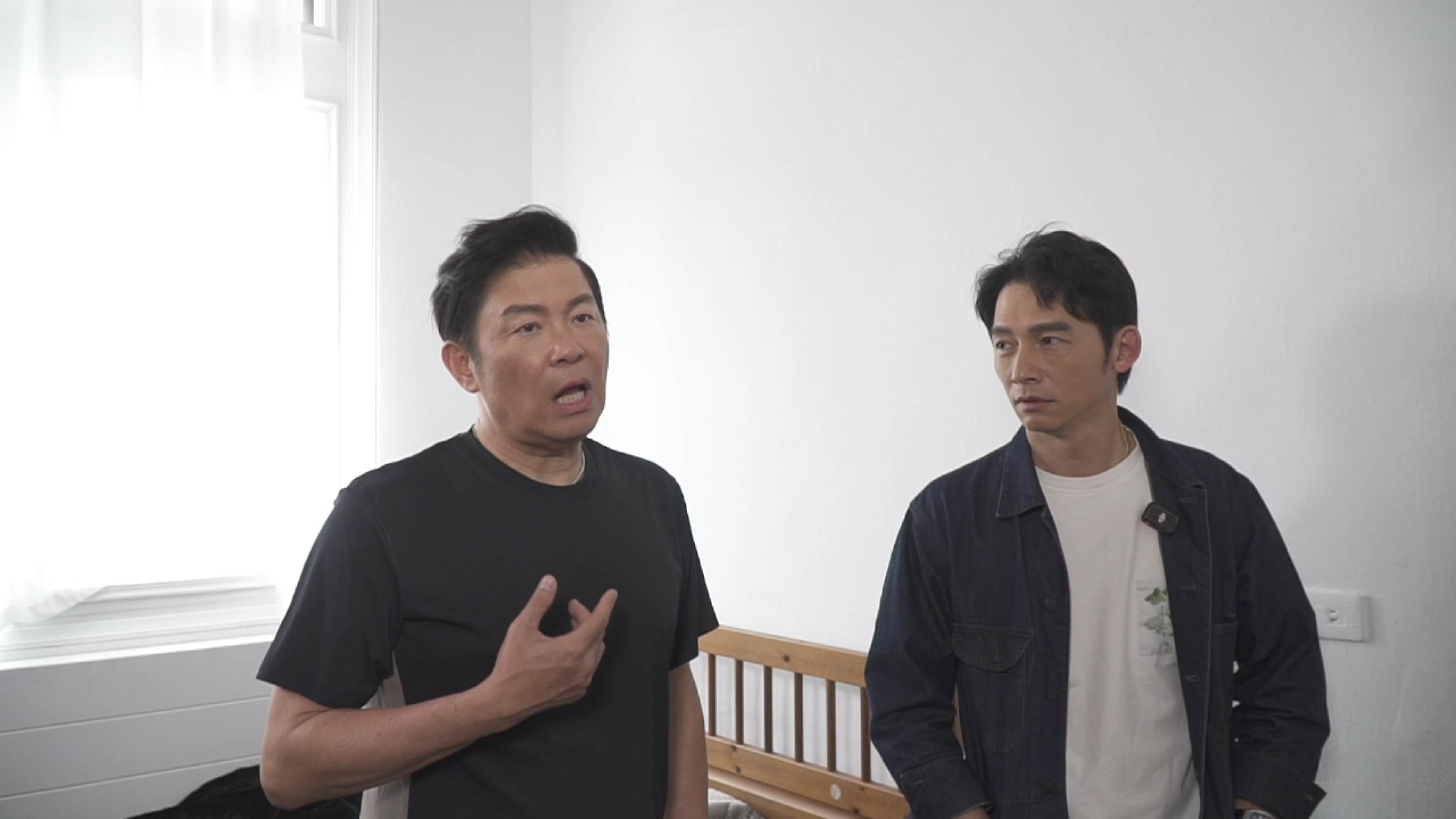 曾國城(左)<a href='https://ent.ebc.net.tw/search/tags/工作狂/' target='_blank'>工作狂</a>模式全開。（ 圖／ YT頻道「你在衝啥!_」提供 ）