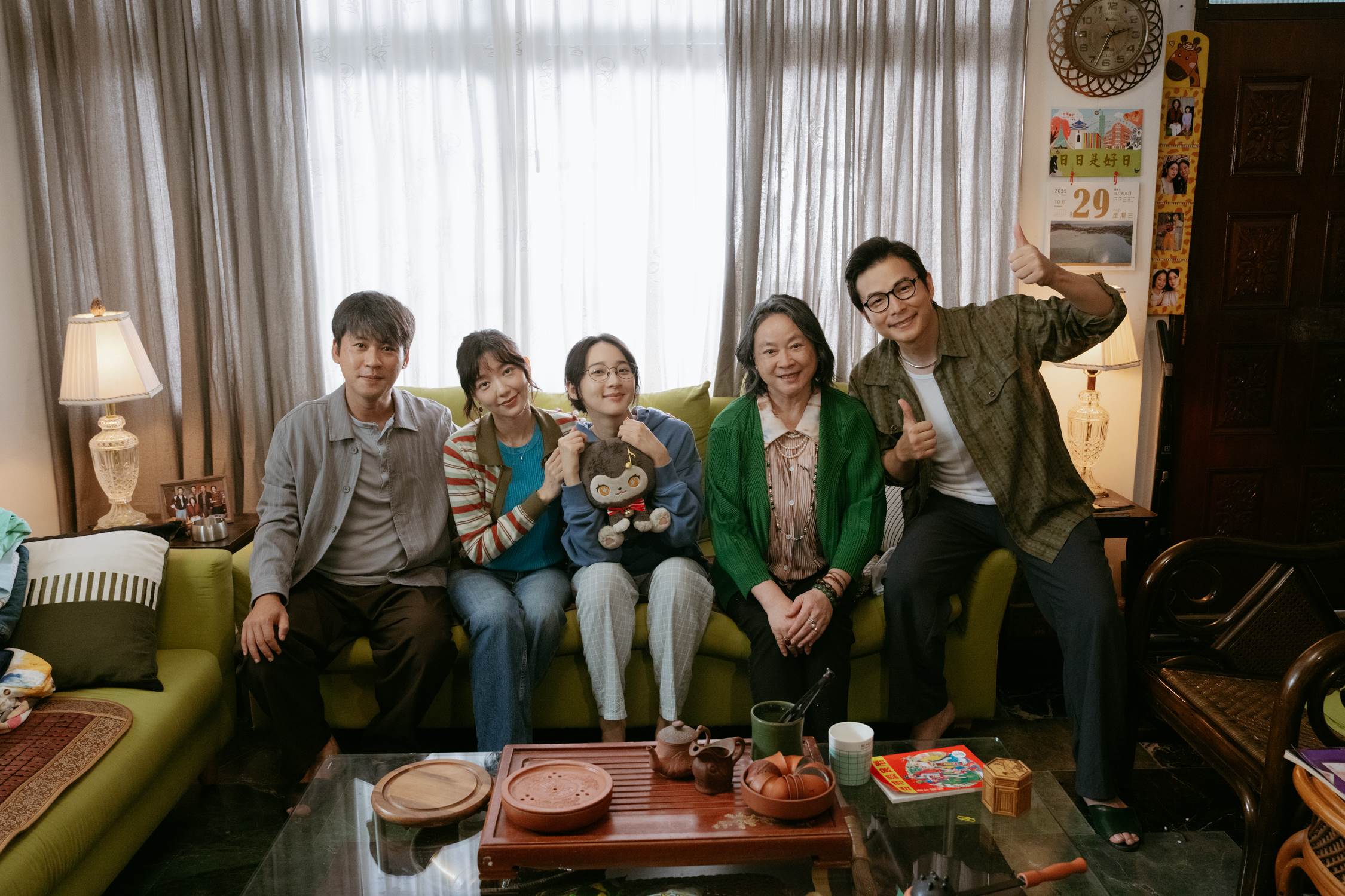 《我爸我媽，有時候還有阿嬤》正式殺青，由黃迪揚（左起）、郭雪芙、李沐、陸小芬和孫協志組成潘家。（圖／一諾影視提供）