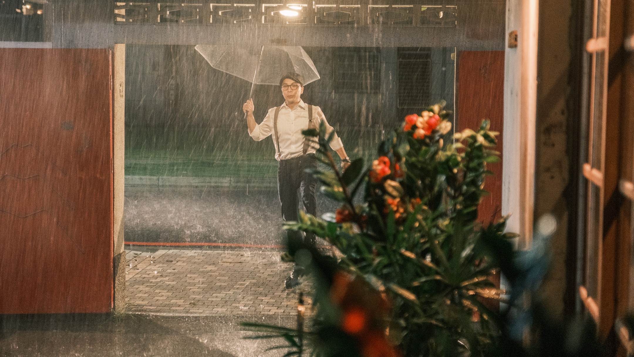 派翠克在雨中跳舞。（圖／大愛）