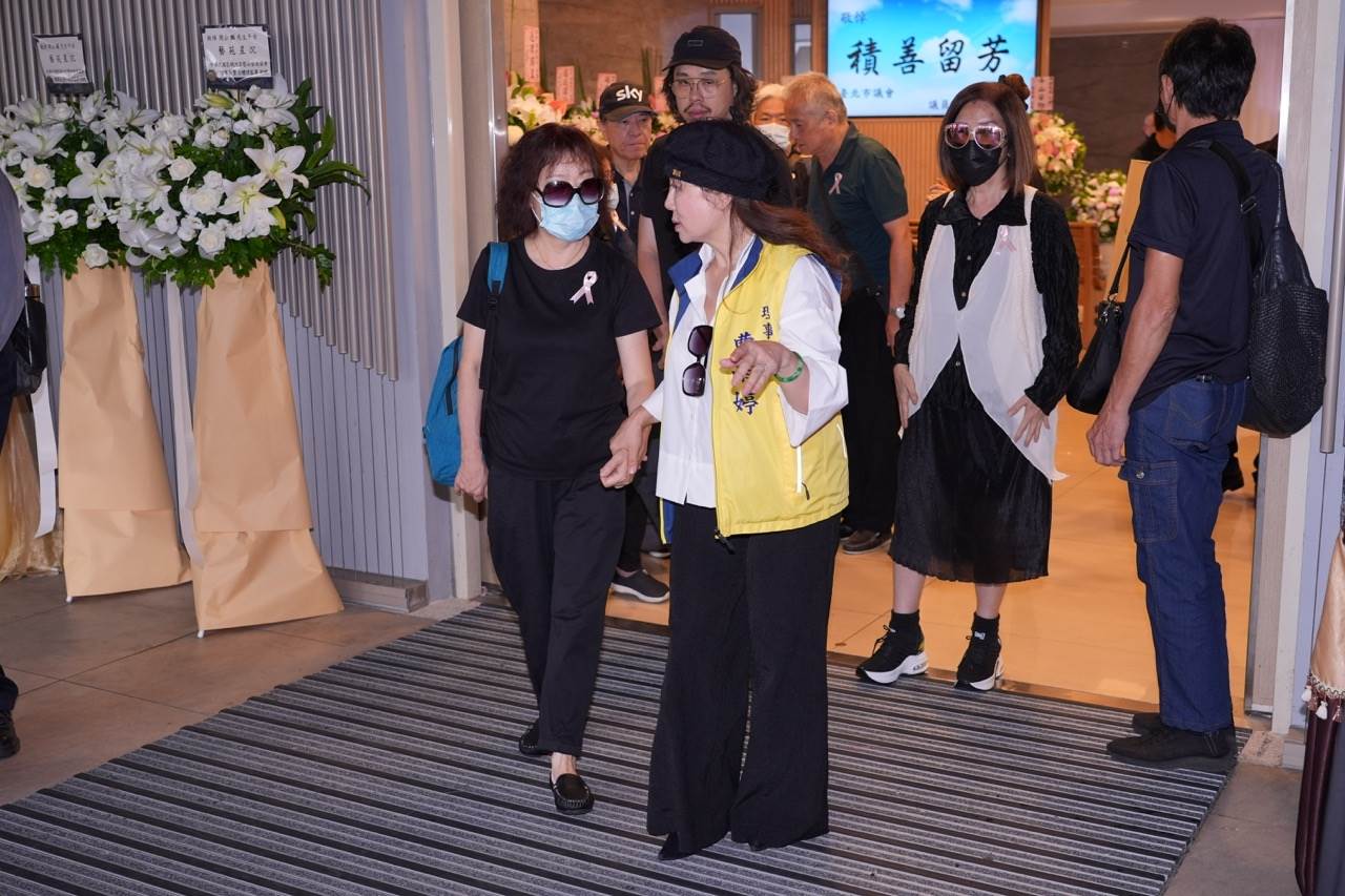 曹雨婷攙扶周衍東步出告別式會場。（圖／東森娛樂）