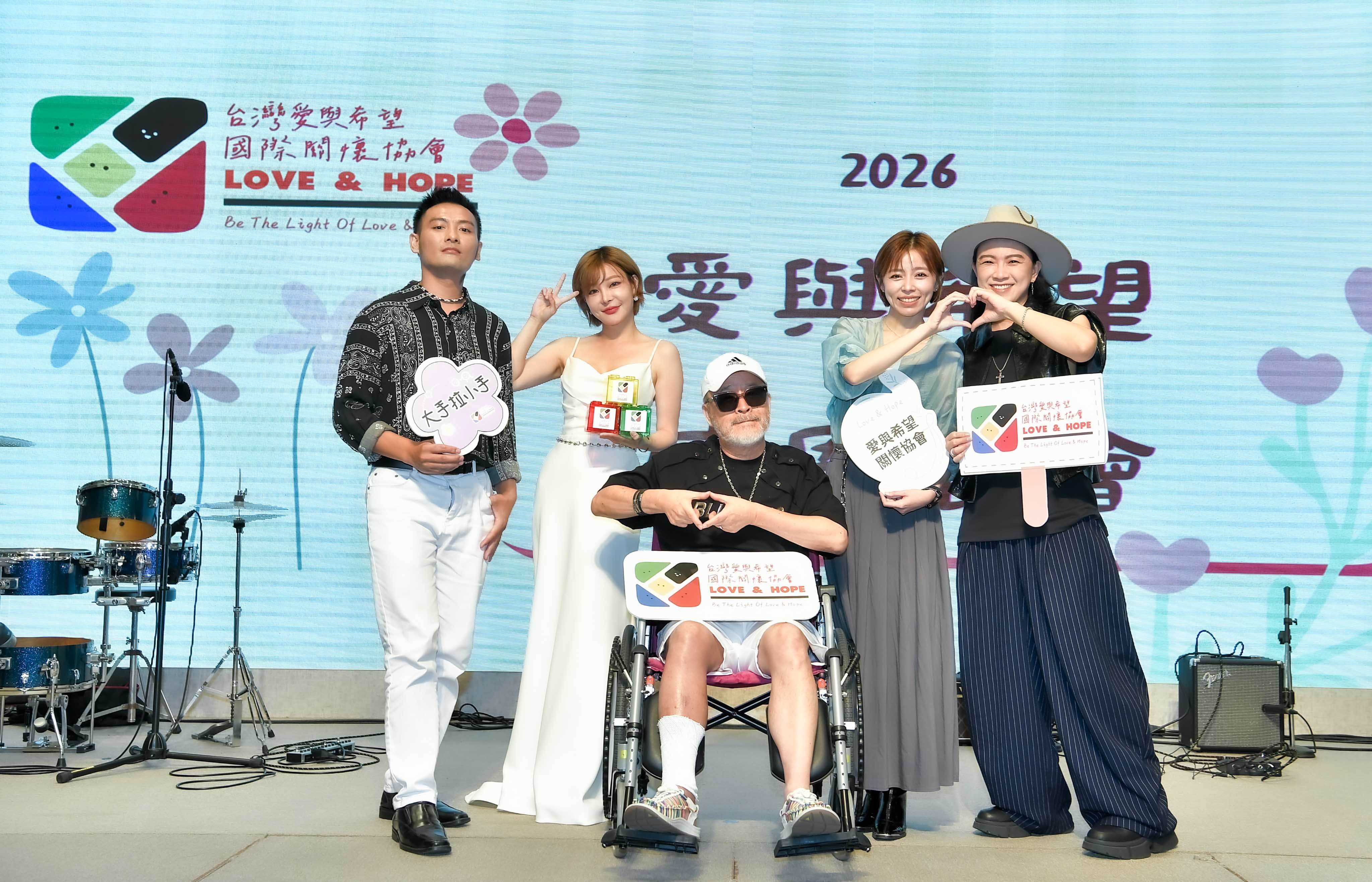 張芸京（右起）王瞳、班鐵翔、錦雯、孟慶而、諾兒齊聚出席台灣愛與希望愛心晚會。（圖／台灣愛與希望國際關懷協會提供）