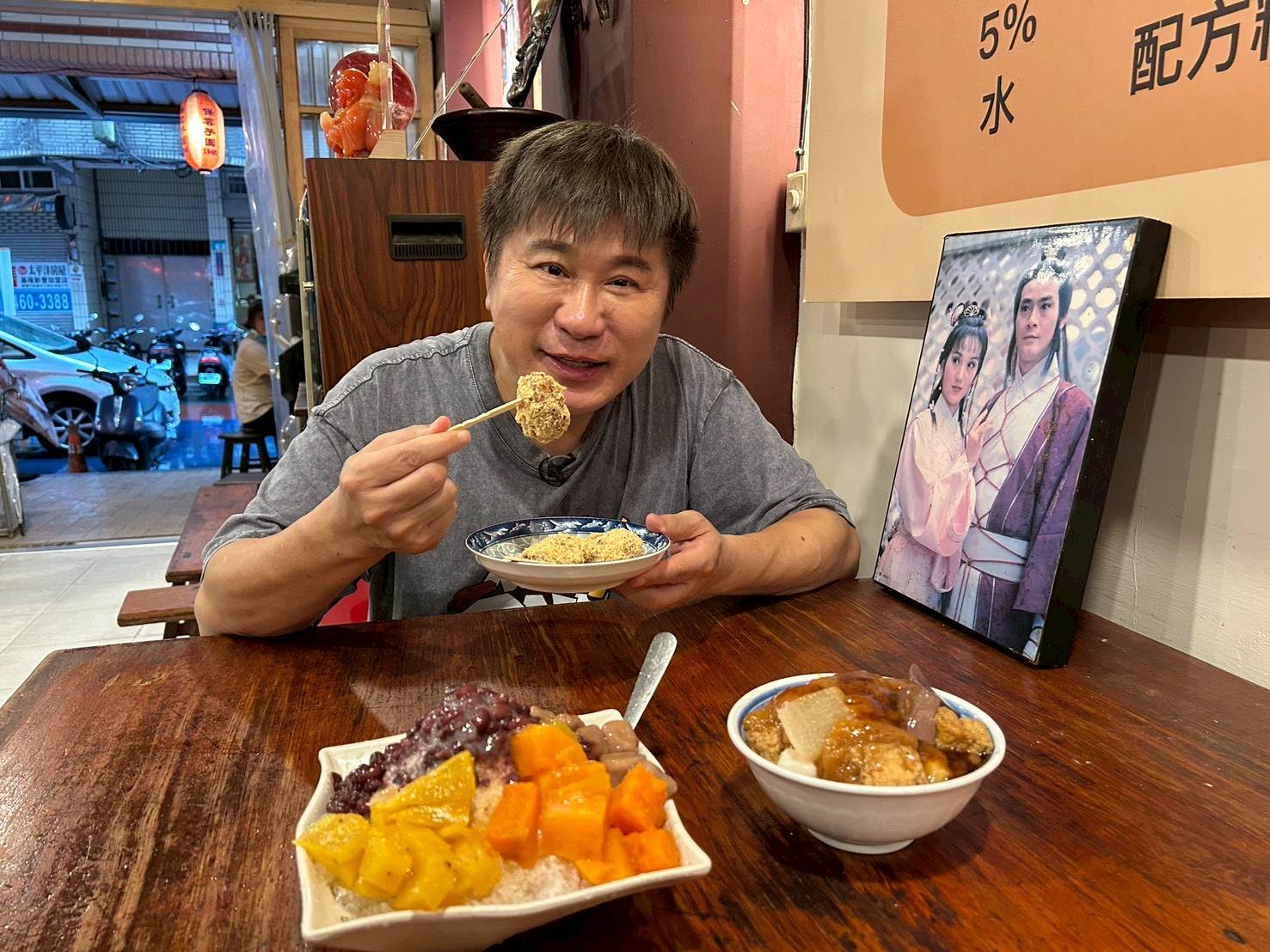 胡瓜享用瑞芳美食。（圖／下面一位提供）