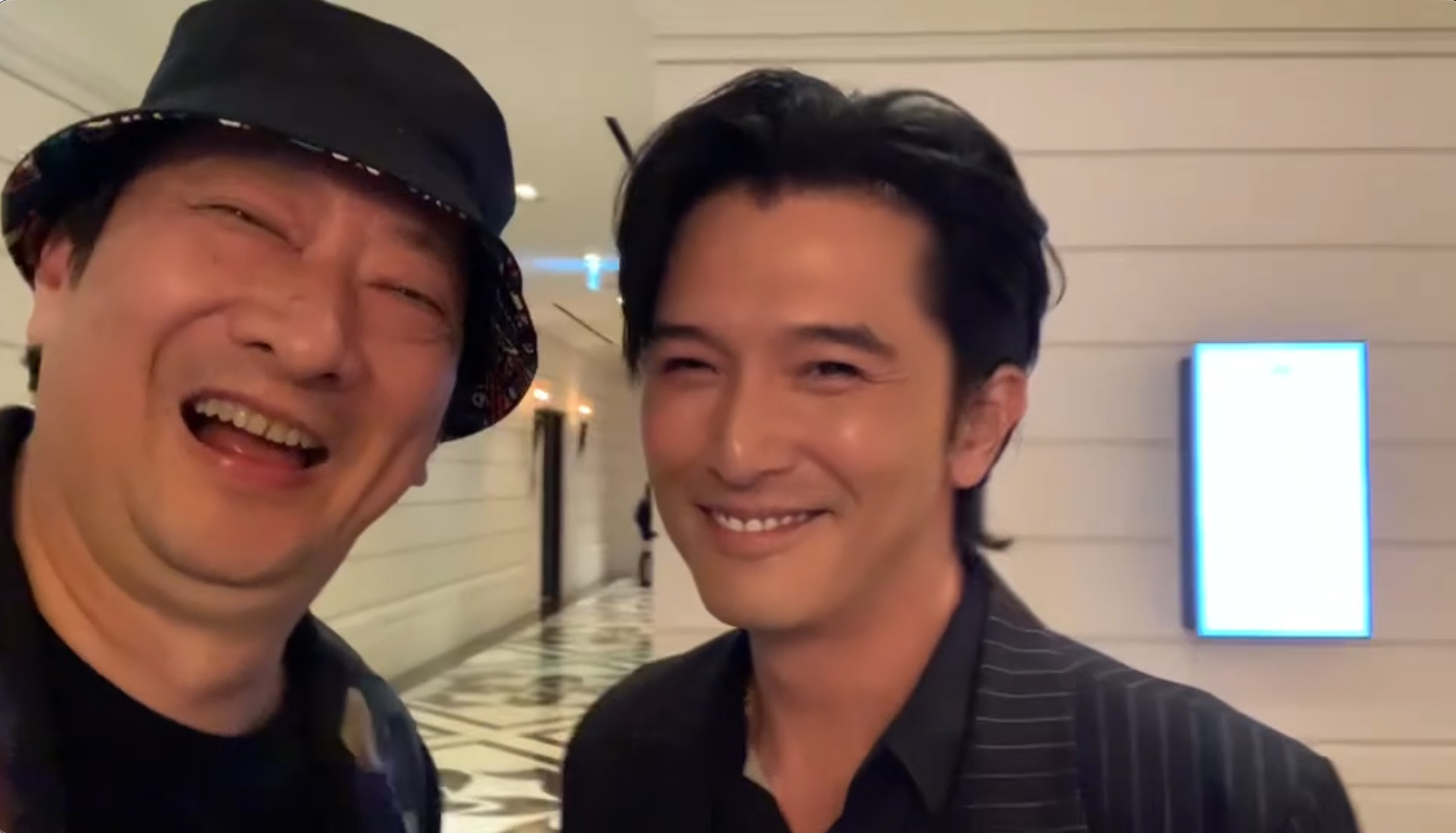 九孔演藝圈人脈廣，<a href='https://ent.ebc.net.tw/search/tags/邱澤/' target='_blank'>邱澤</a>直接在鏡頭前高歌。（圖／《九孔要變帥》提供）