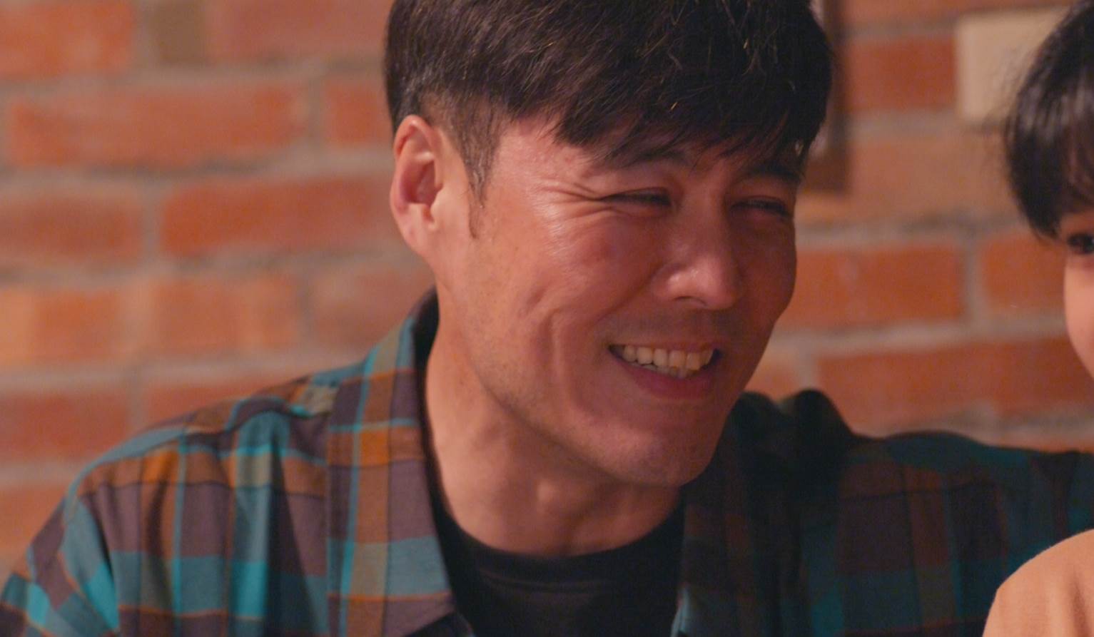劉至翰在《阿松與阿暖》客串演出有酒隱的繼父。（圖／民視）