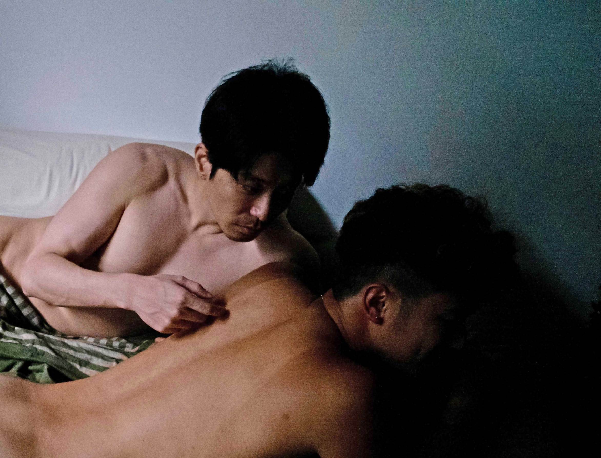 侯彥西在《明日的過客》有裸身側躺、手指游移裸男背部的大尺度演出。（圖／光年映畫）