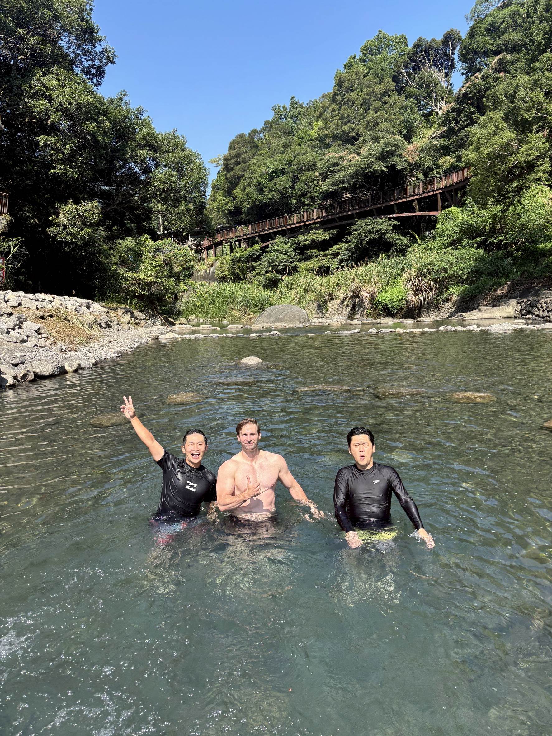 蔡昌憲、黃迪揚與柯子培體驗泡湯。（圖／三立提供）