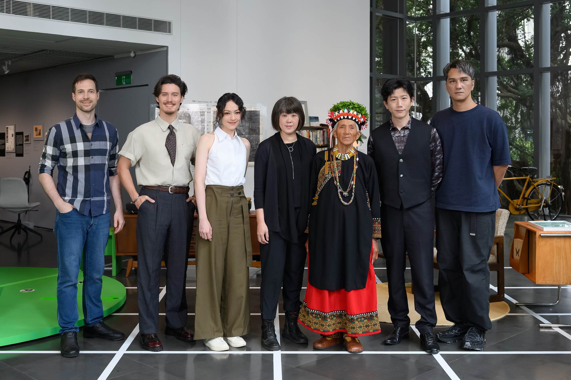 《雲在兩千米》英文版聲音演出凌藝彬（左起）、周厚安、演員姚以緹、導演陳芯宜、演員盧玉蘭、莫子儀、馬志翔。（圖／王世邦攝影、北師美術館提供）