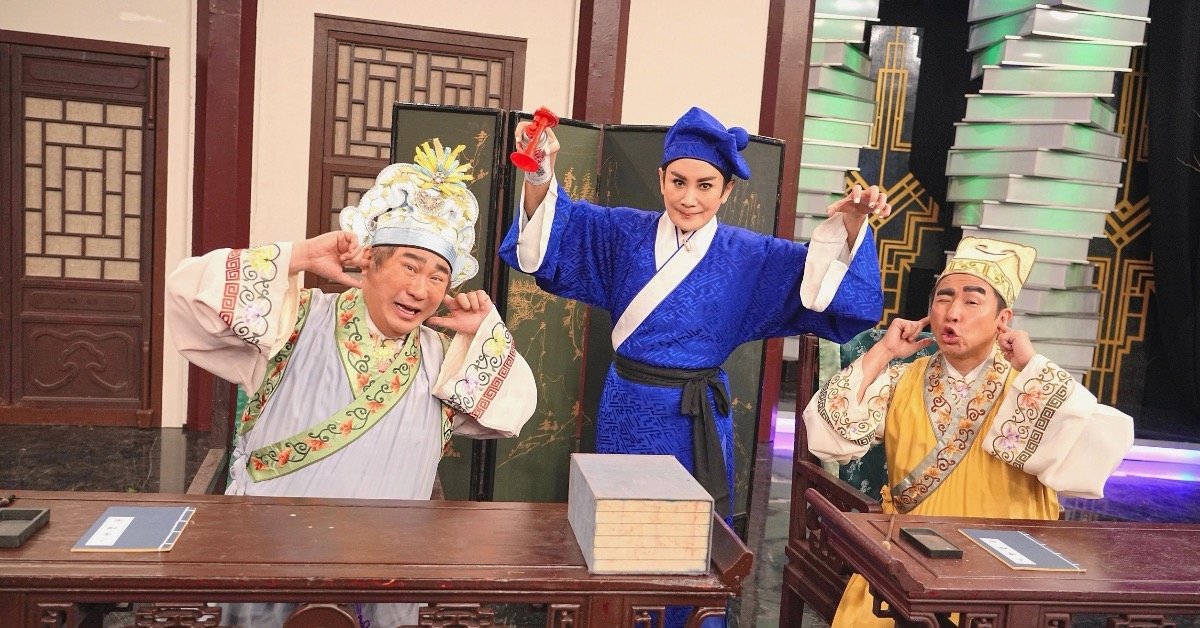 陳亞蘭錄影突借位親吻胡瓜。（圖／華視提供）