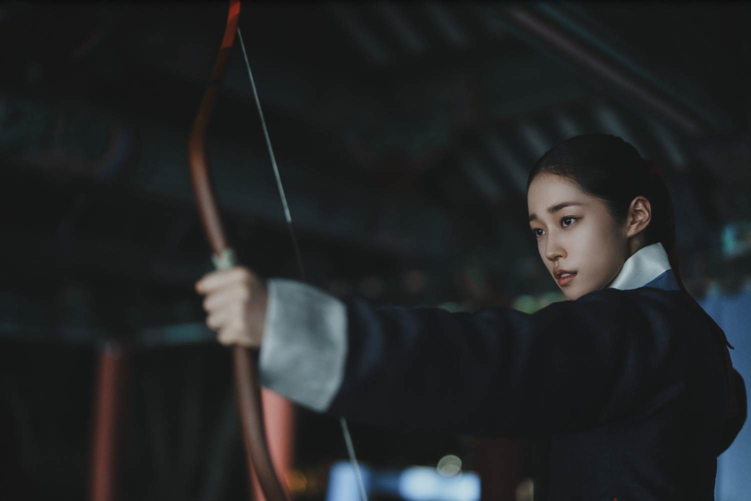 南韓女星盧允瑞在Netflix驚悚奇幻韓劇《鬼謎東宮》飾演擁有聽見鬼神能力的宮女「生姜」。（圖／Netflix提供）
